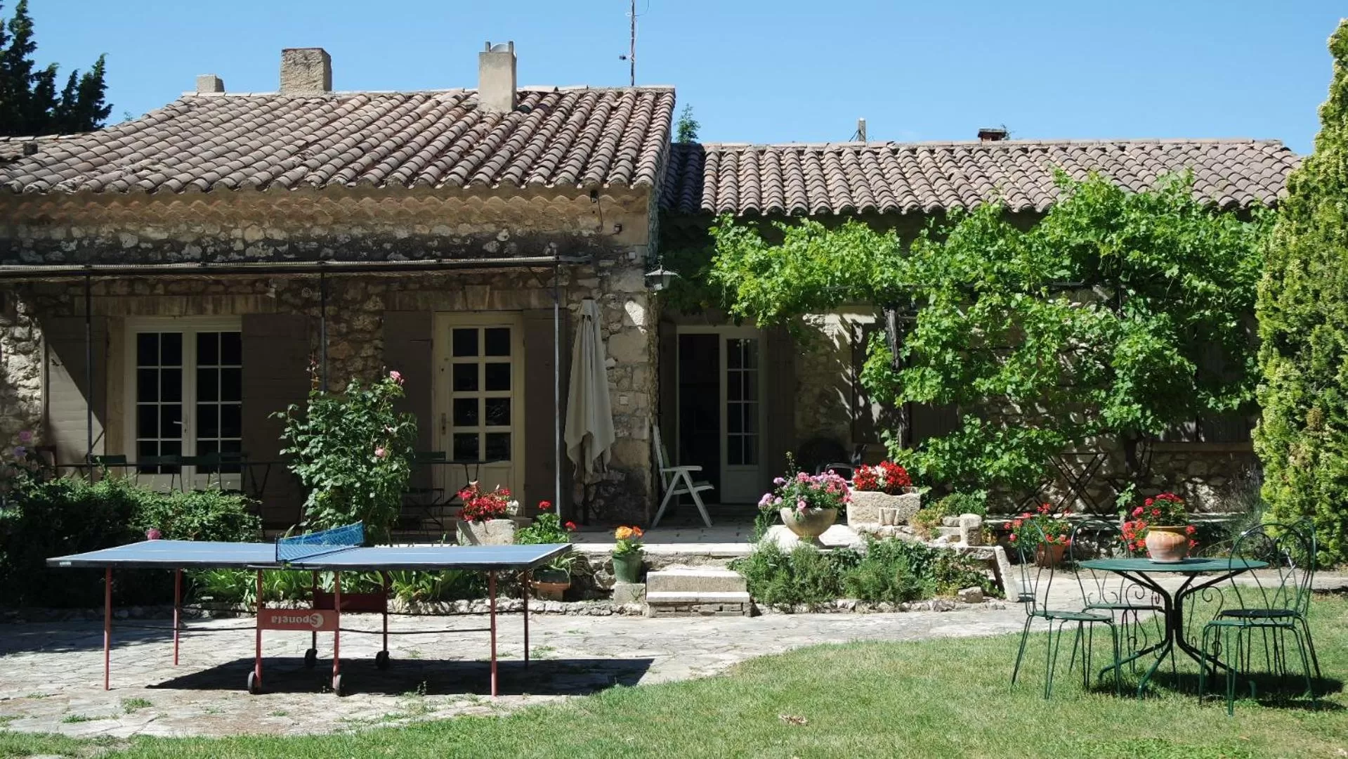 Property building in Mas Grimaud - Gîte- Studio et chambres d'hôtes familiales