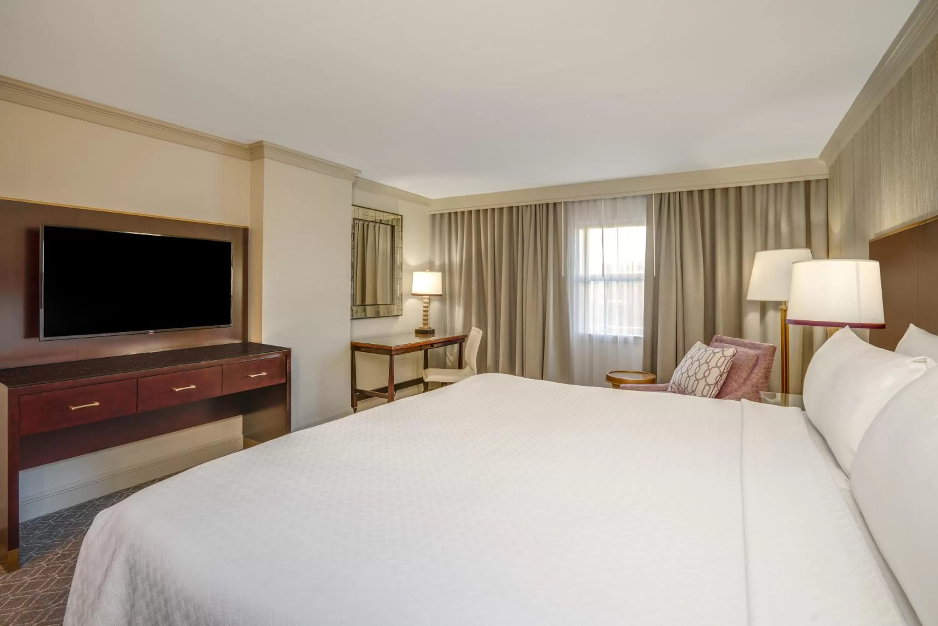 Day, Bed in Crowne Plaza New Orleans French Qtr - Astor by IHG