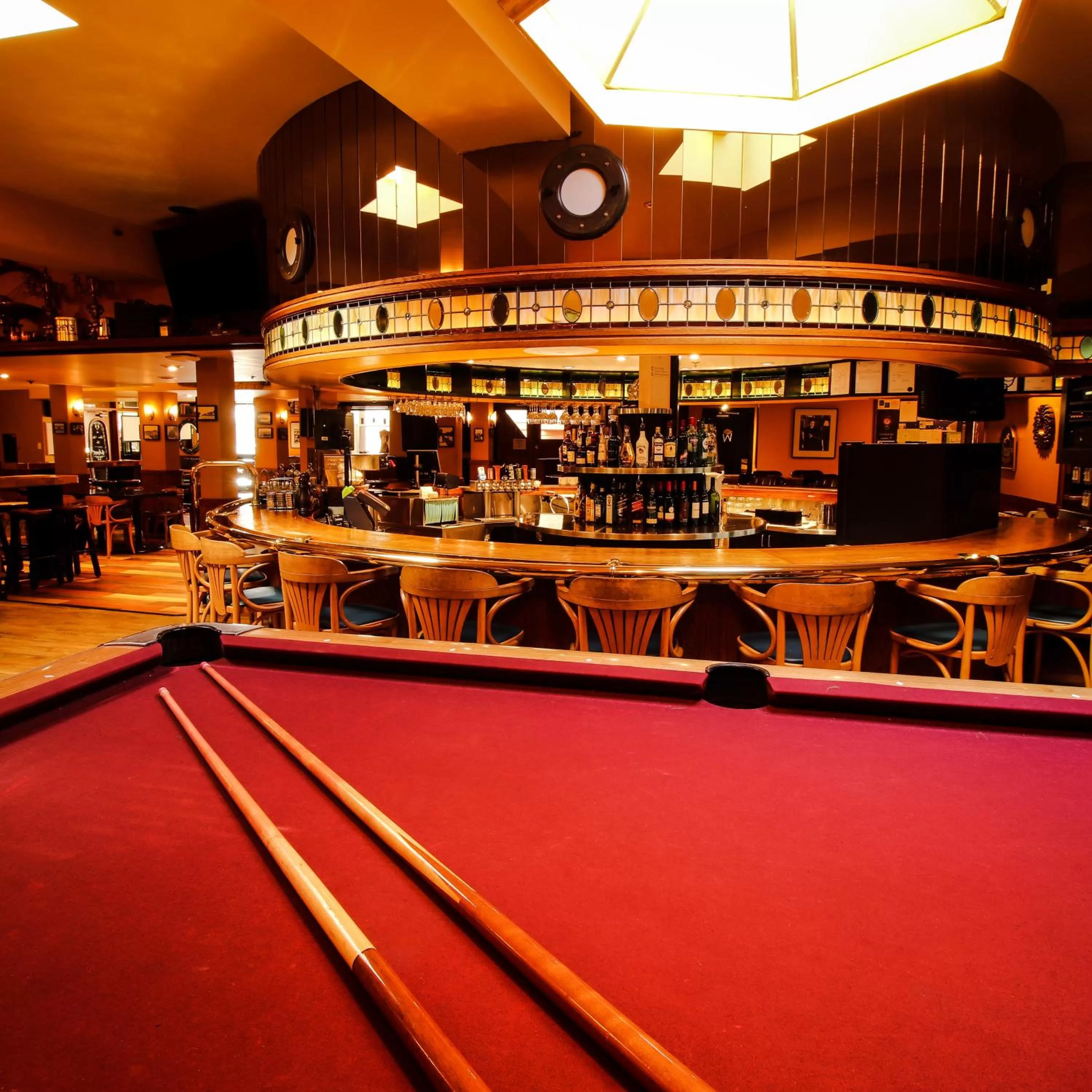 Billiard in James Bay Inn Hotel, Suites & Cottage