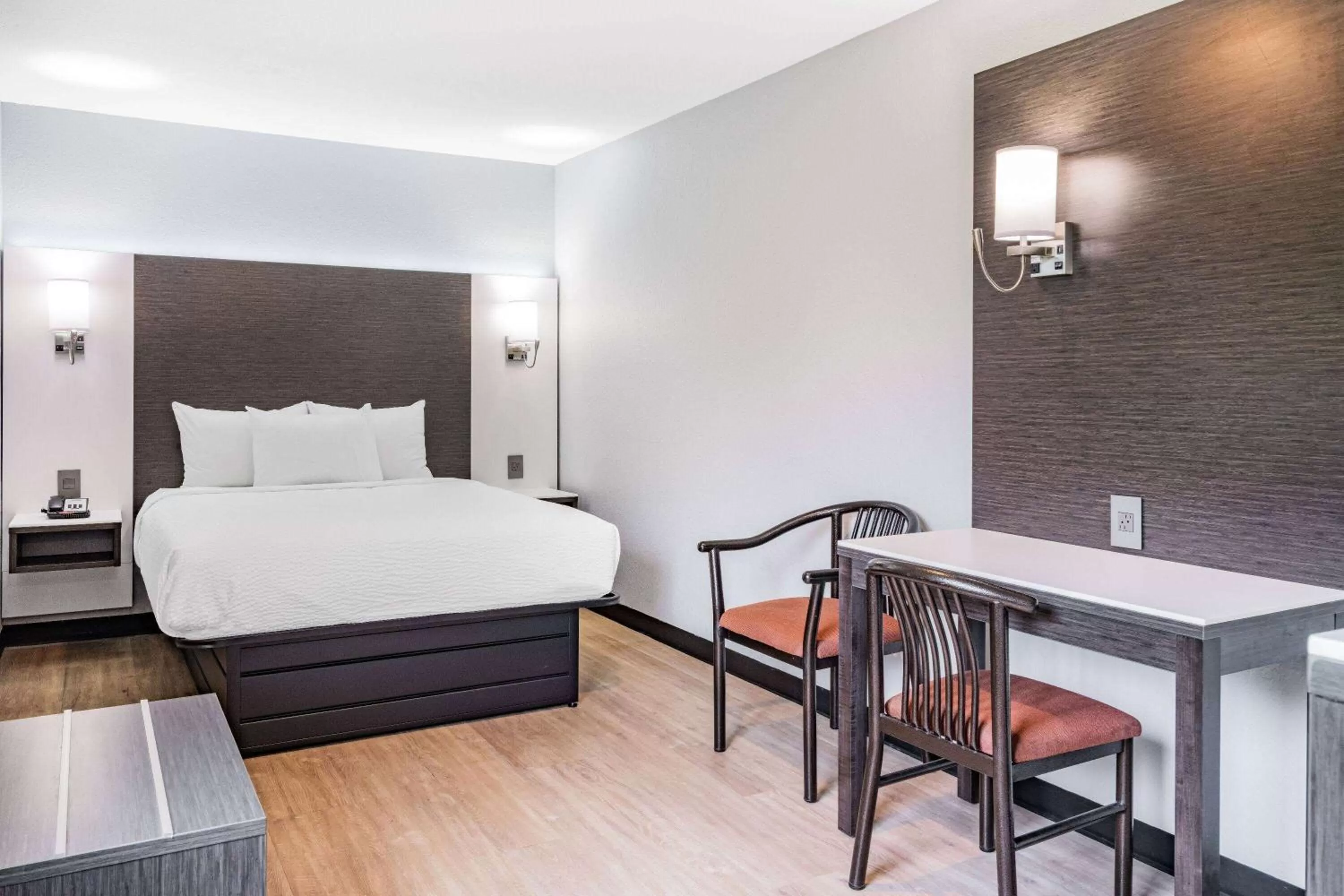 Photo of the whole room, Bed in Days Inn & Suites by Wyndham Niagara Falls/Buffalo