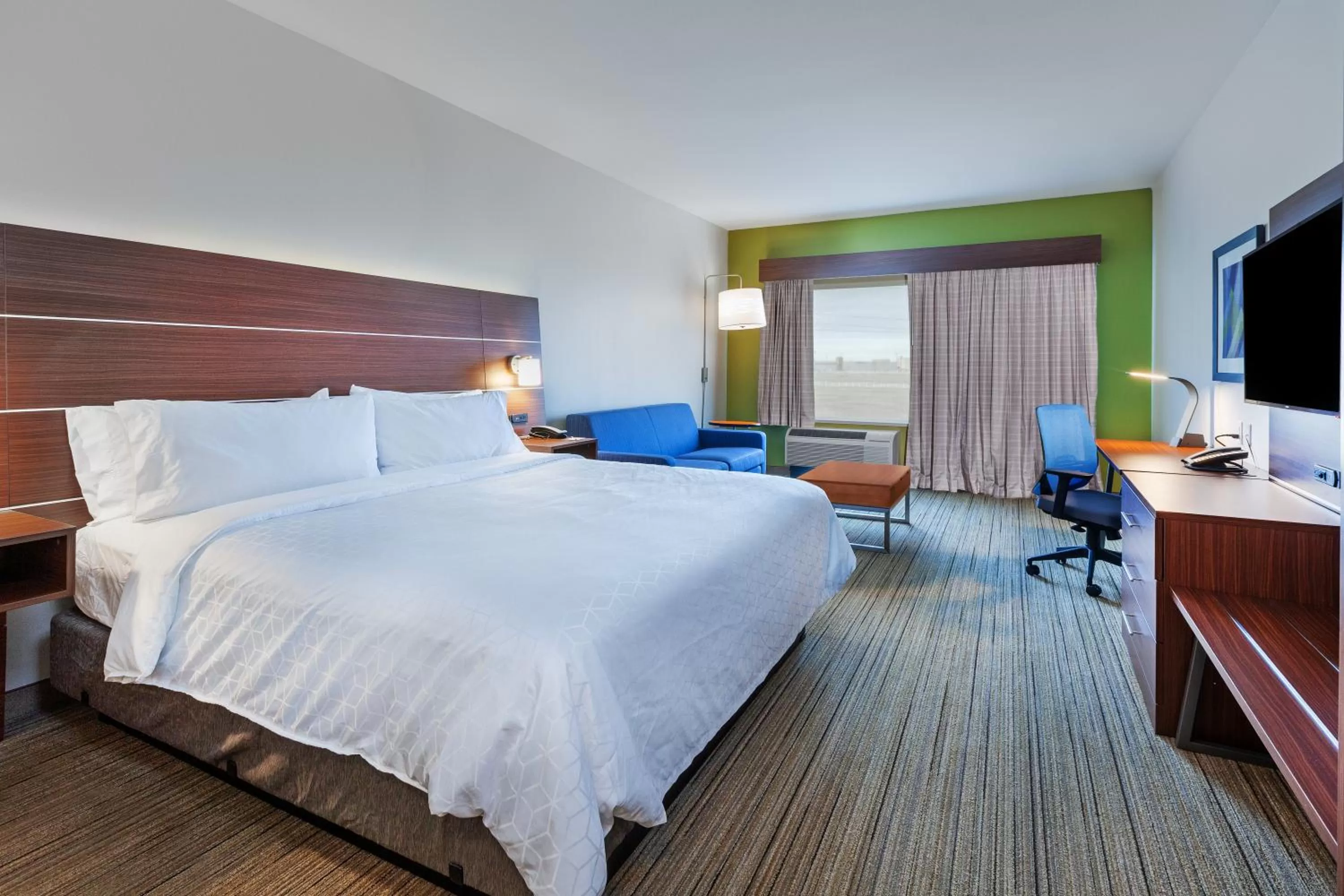 Bedroom, Bed in Holiday Inn Express & Suites - Tulsa Northeast - Owasso by IHG