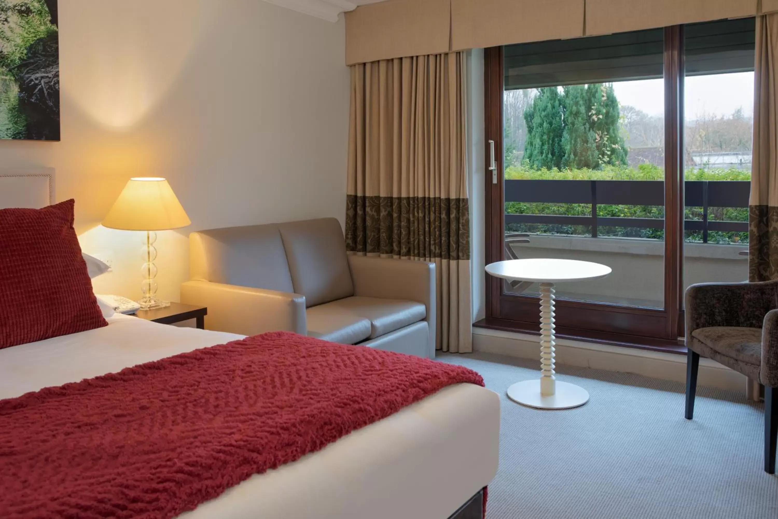 Superior Double Room in Mercure Box Hill Burford Bridge Hotel Superior Double Room in Mercure Box Hill Burford Bridge Hotel