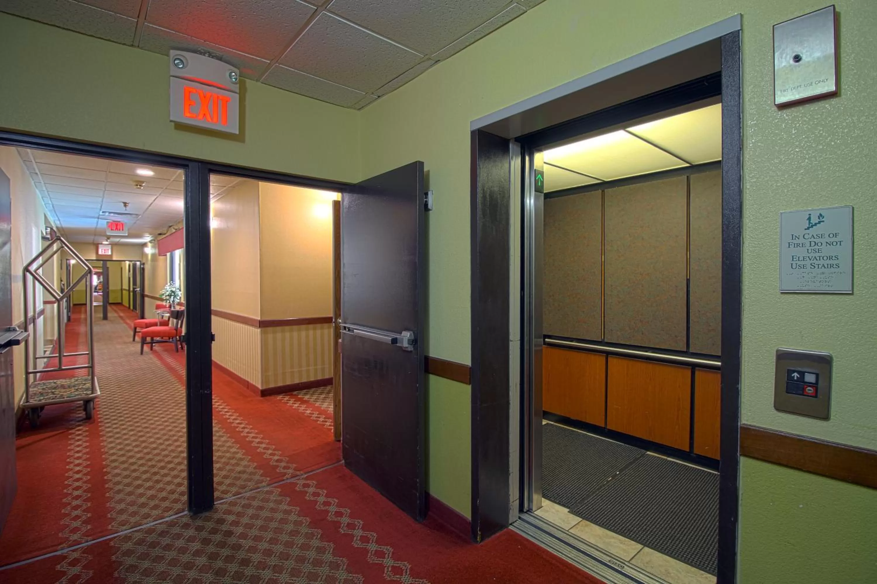 elevator in Geneva Motel