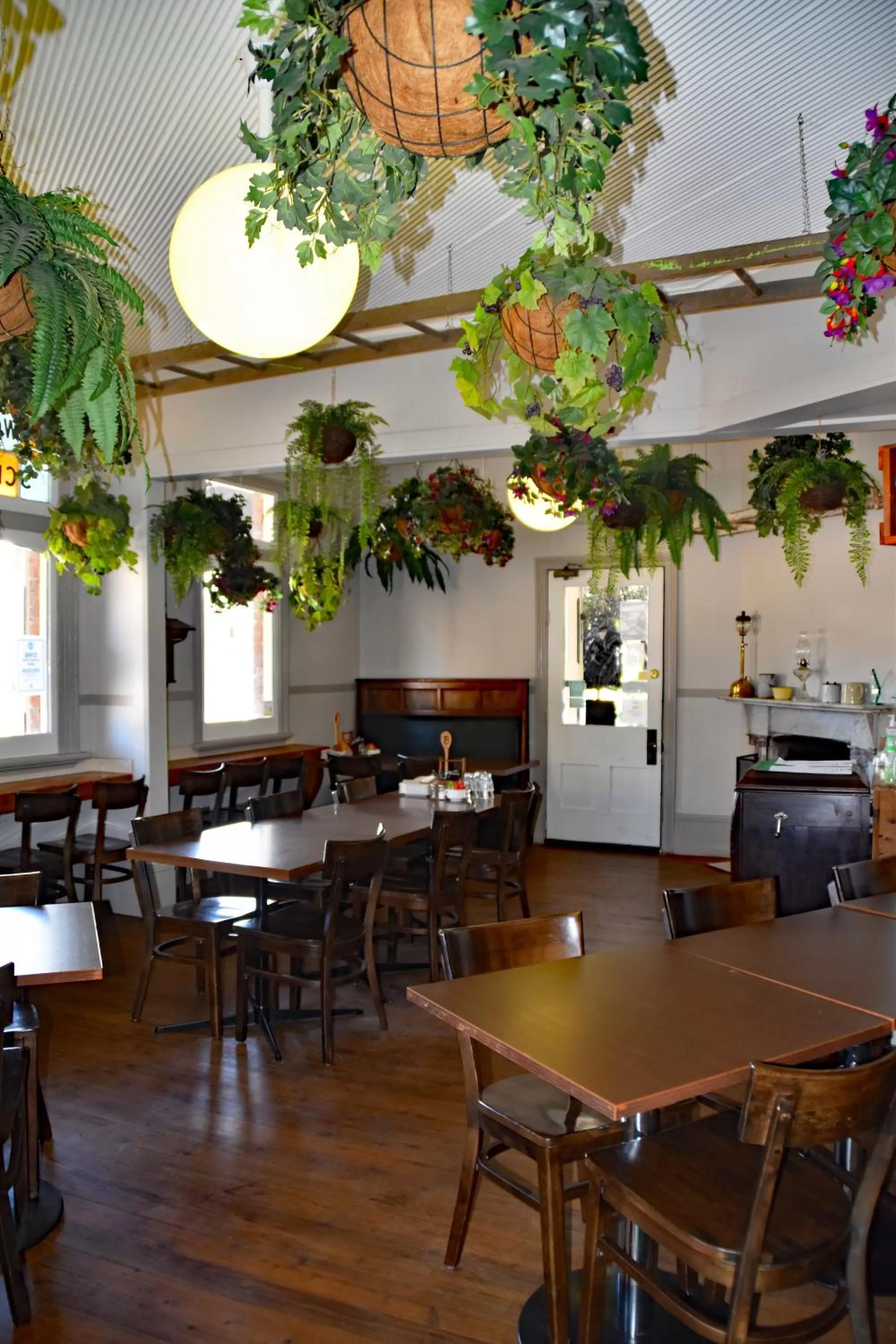 Ten Dollar Town Motel