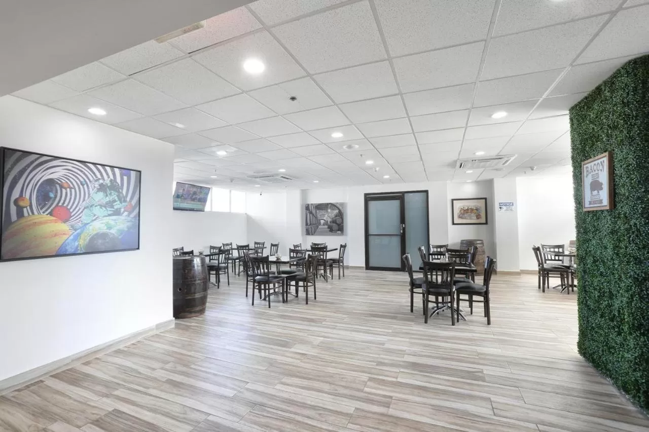 Restaurant/places to eat in San Juan Airport Hotel