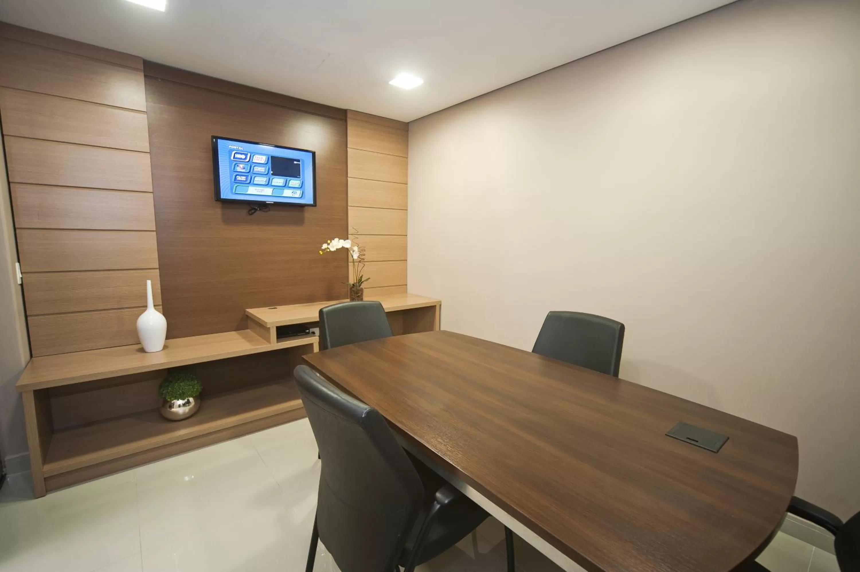 Communal lounge/ TV room in Hotel Sol By MRHotelaria