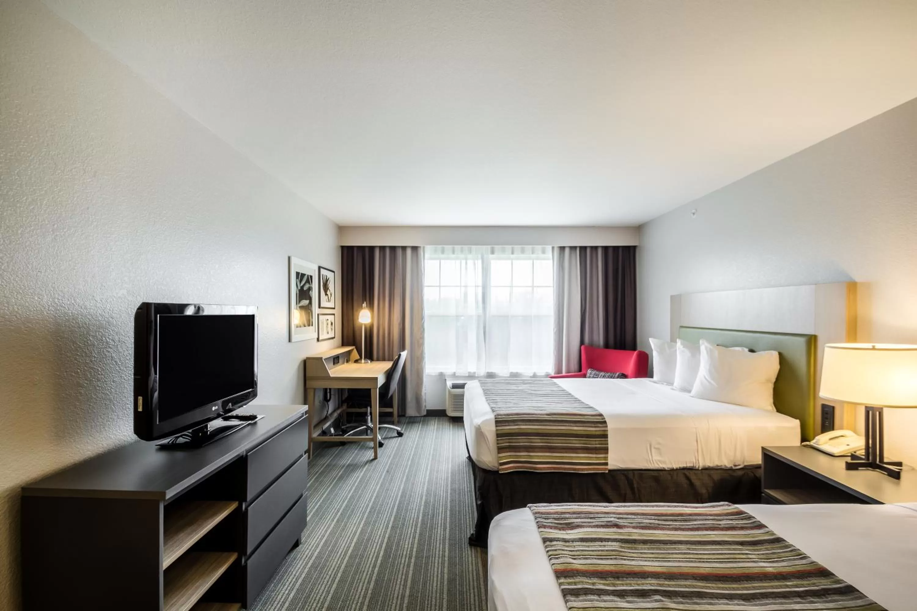 Seating area, Bed in Country Inn & Suites by Radisson, Fond du Lac, WI