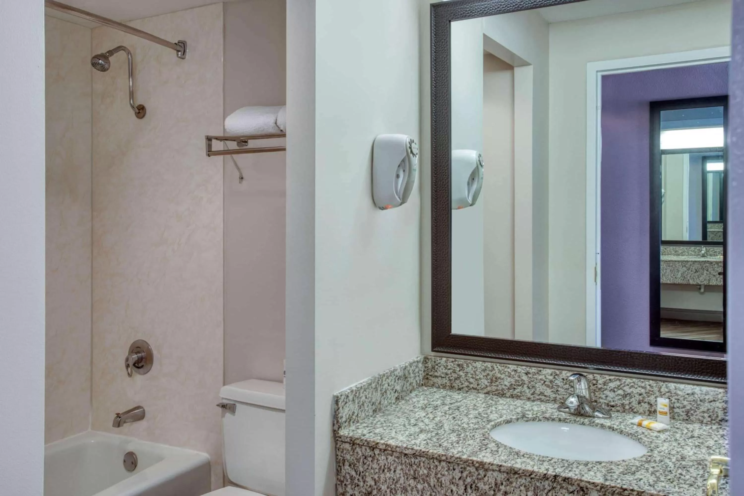 Bathroom in La Quinta by Wyndham Minneapolis Bloomington W - FREE AIRPORT SHUTTLE