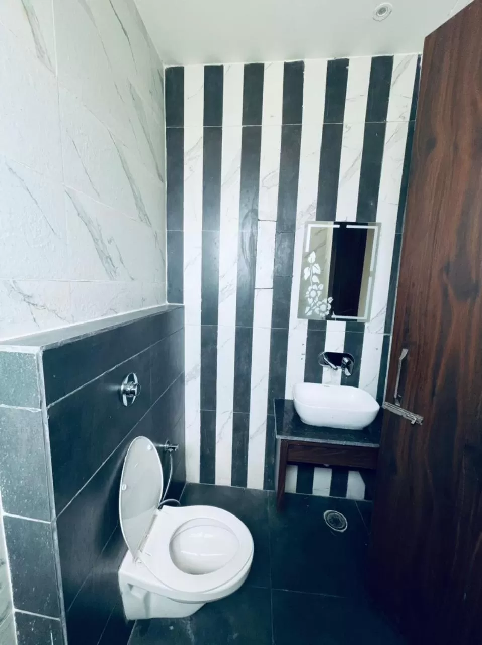 Toilet in Hotel Dream Town By Cozy Hotels & Resorts