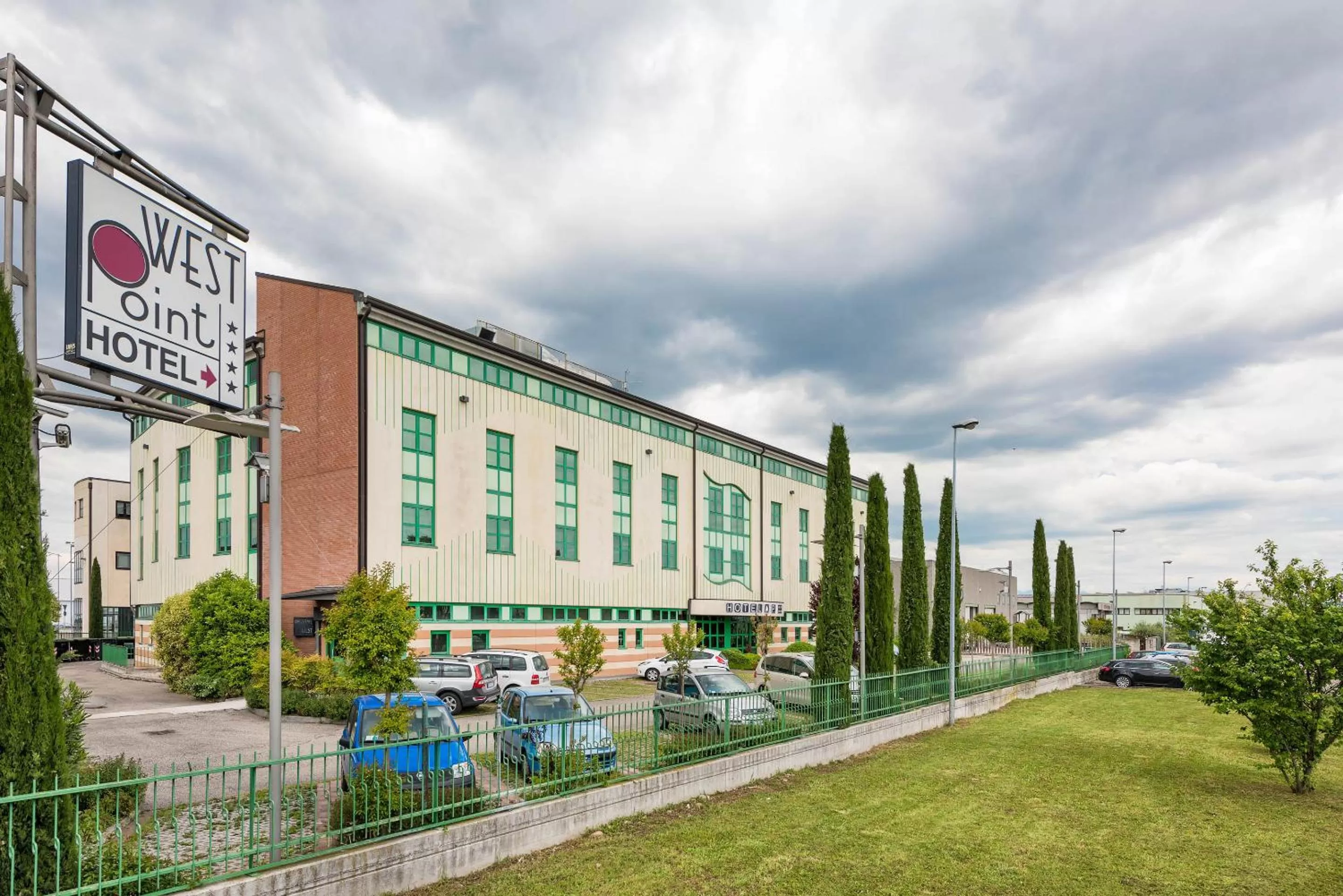 Facade/entrance in West Point Airport Hotel