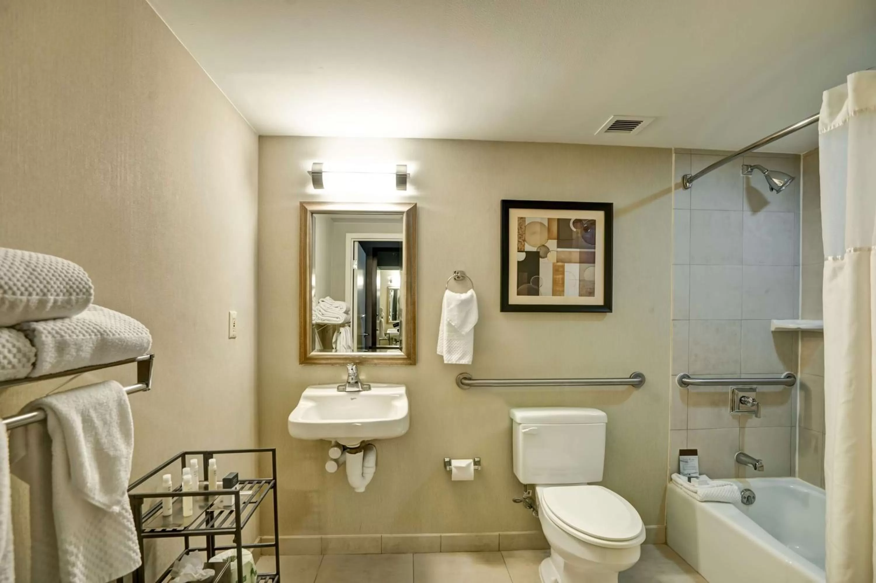 Executive Level Queen Room - Disability Access in DoubleTree by Hilton Downtown Wilmington - Legal District