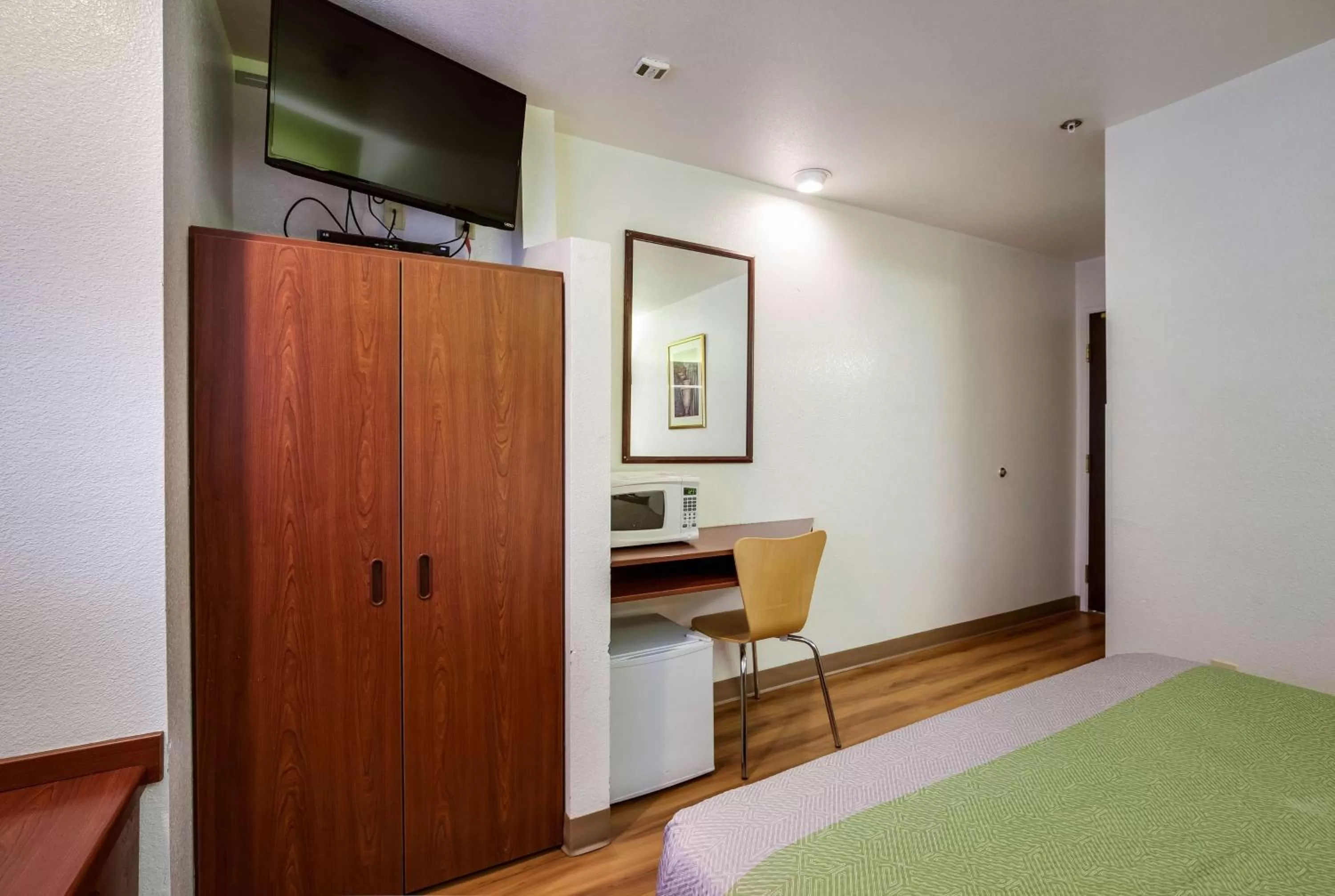 TV and multimedia, Bed in Motel 6-Dixon, CA