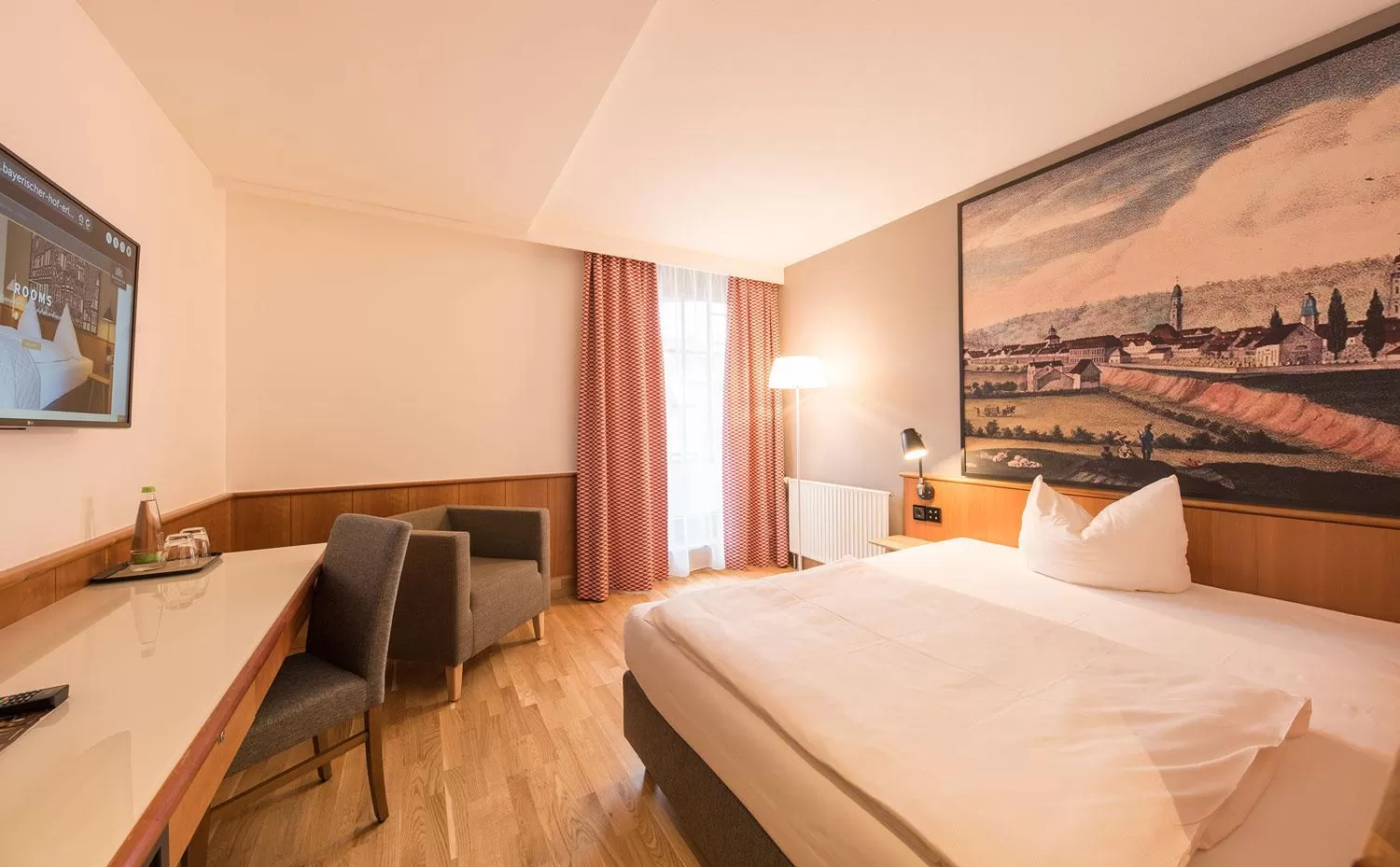 Photo of the whole room, Bed in Hotel Bayerischer Hof