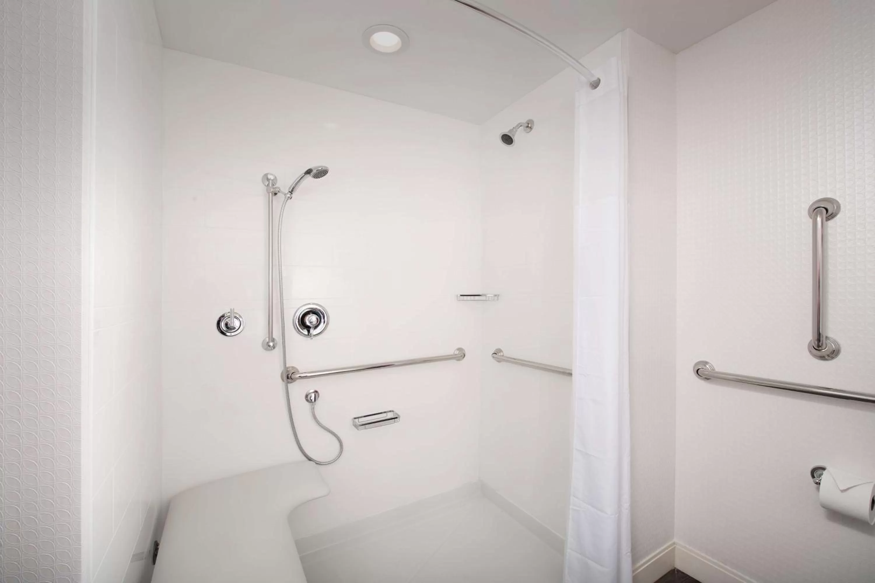 Bathroom in Hampton Inn Miami Airport East