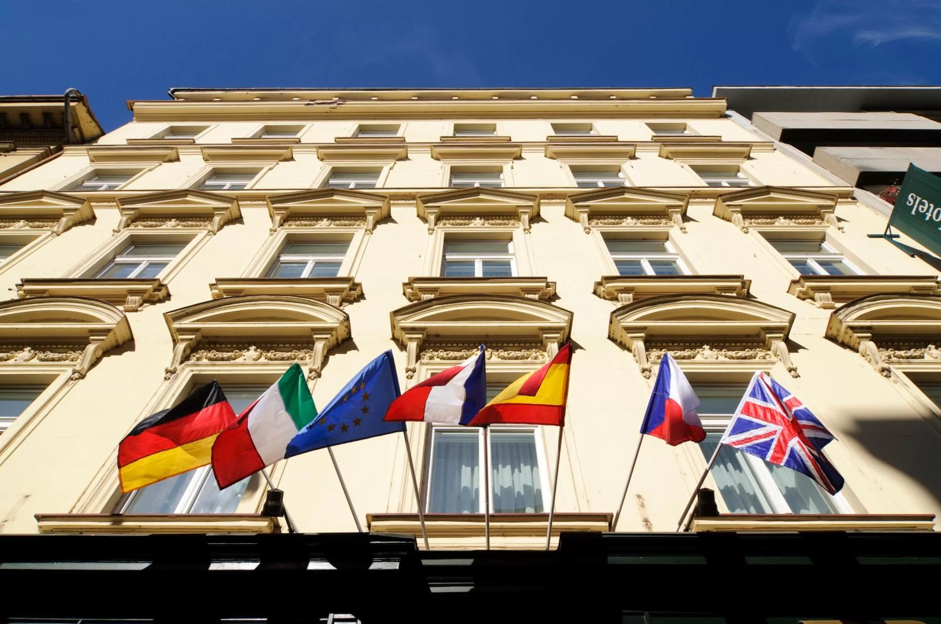Facade/entrance in Hotel Praga 1