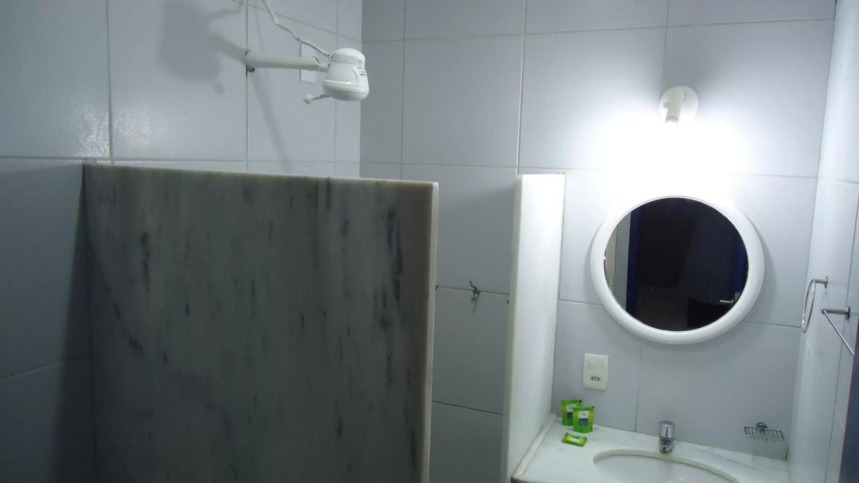 Shower, Bathroom in Hotel Praia do Futuro