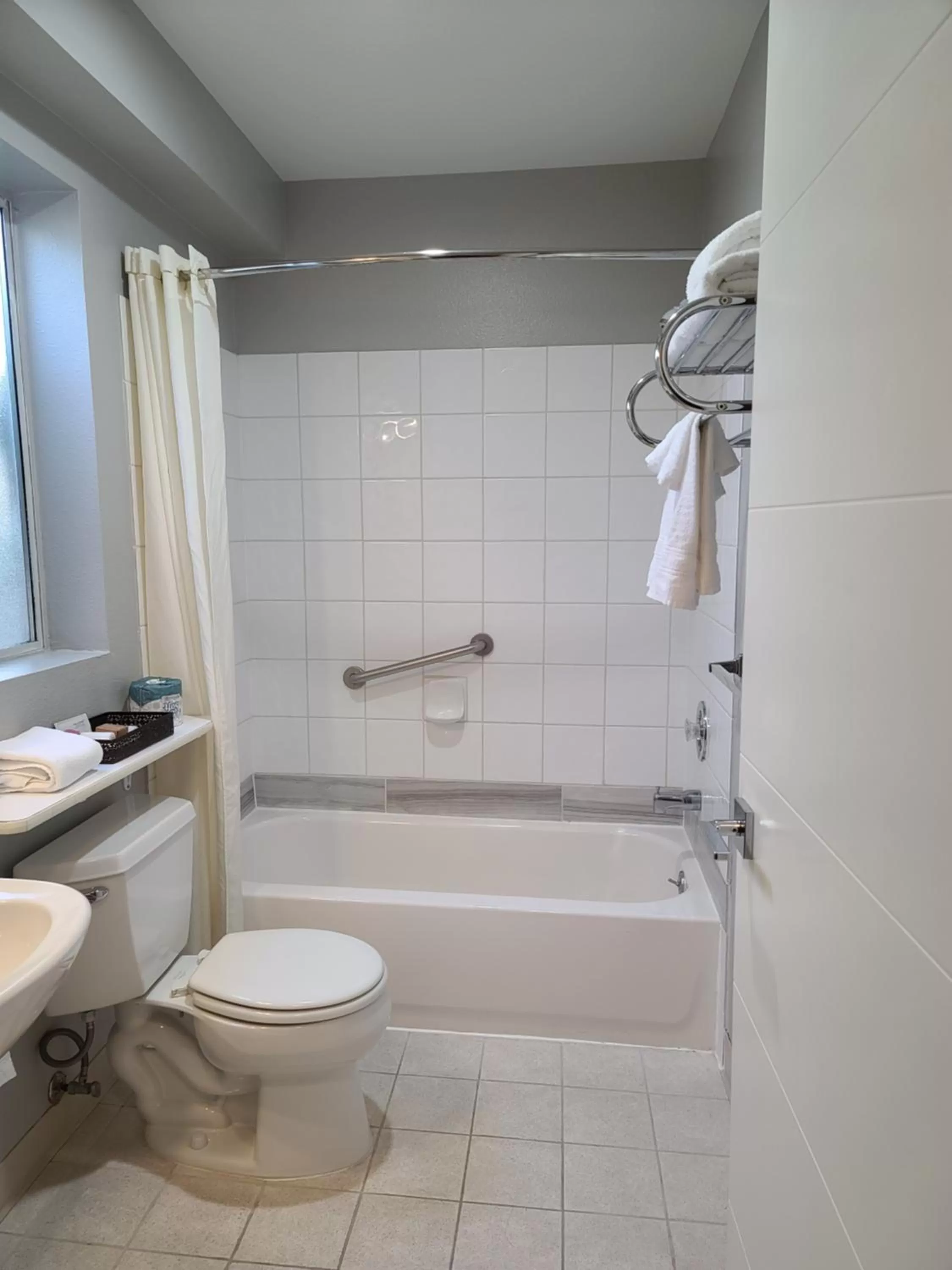 Bathroom in Tulip Inn Mount Vernon