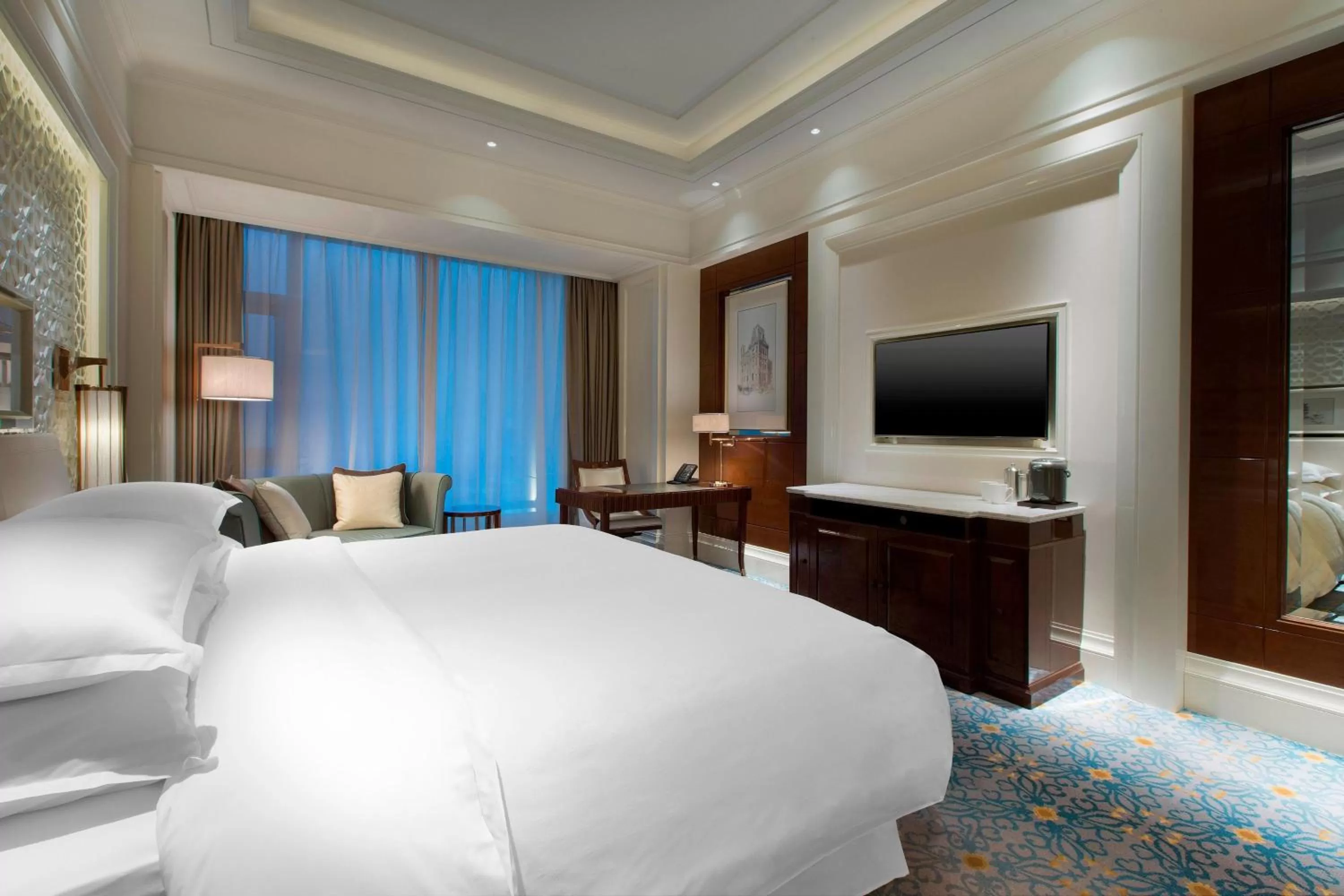 Photo of the whole room, Bed in Sheraton Grand Wuhan Hankou Hotel