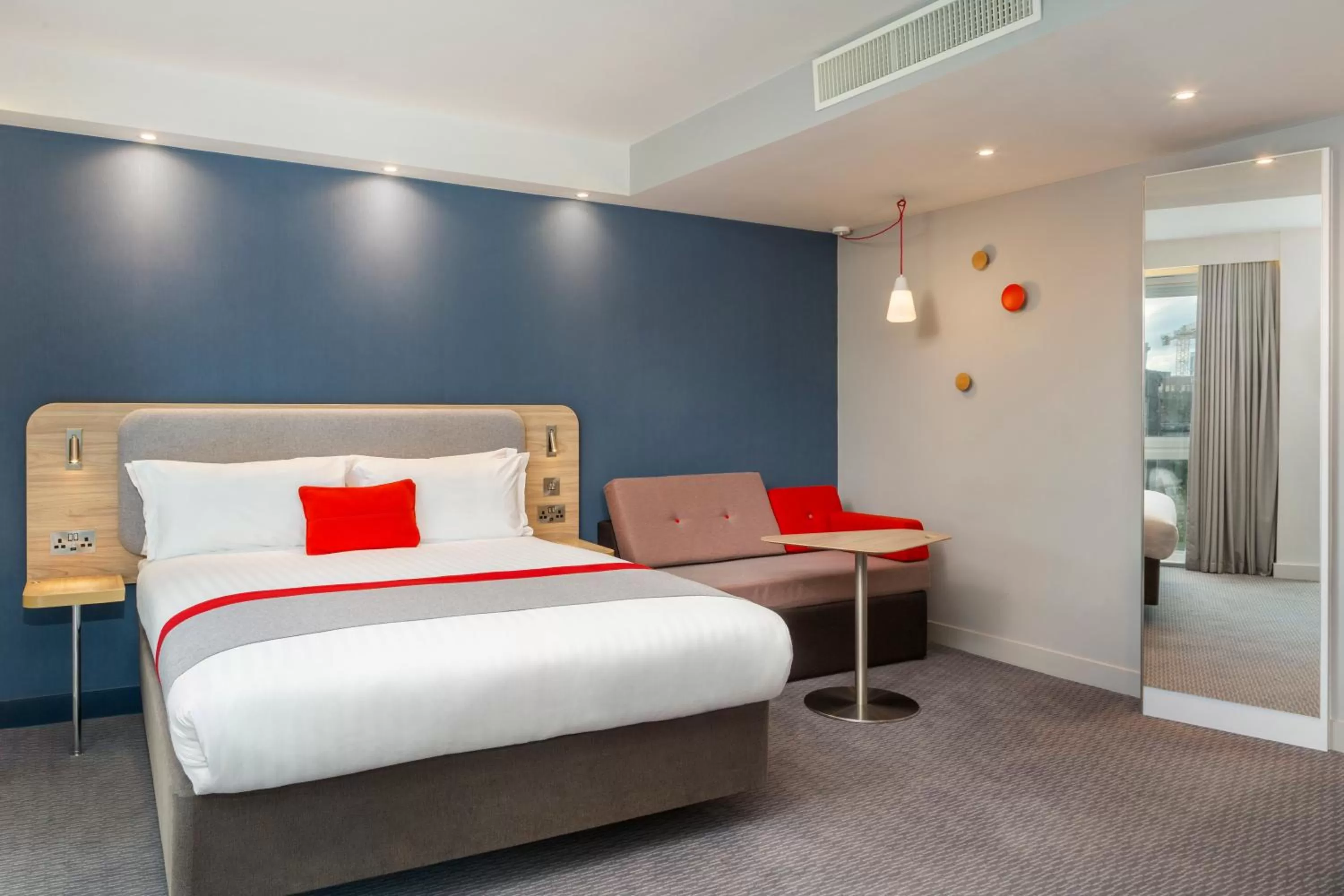 Photo of the whole room, Bed in Holiday Inn Express Dublin City Centre by IHG