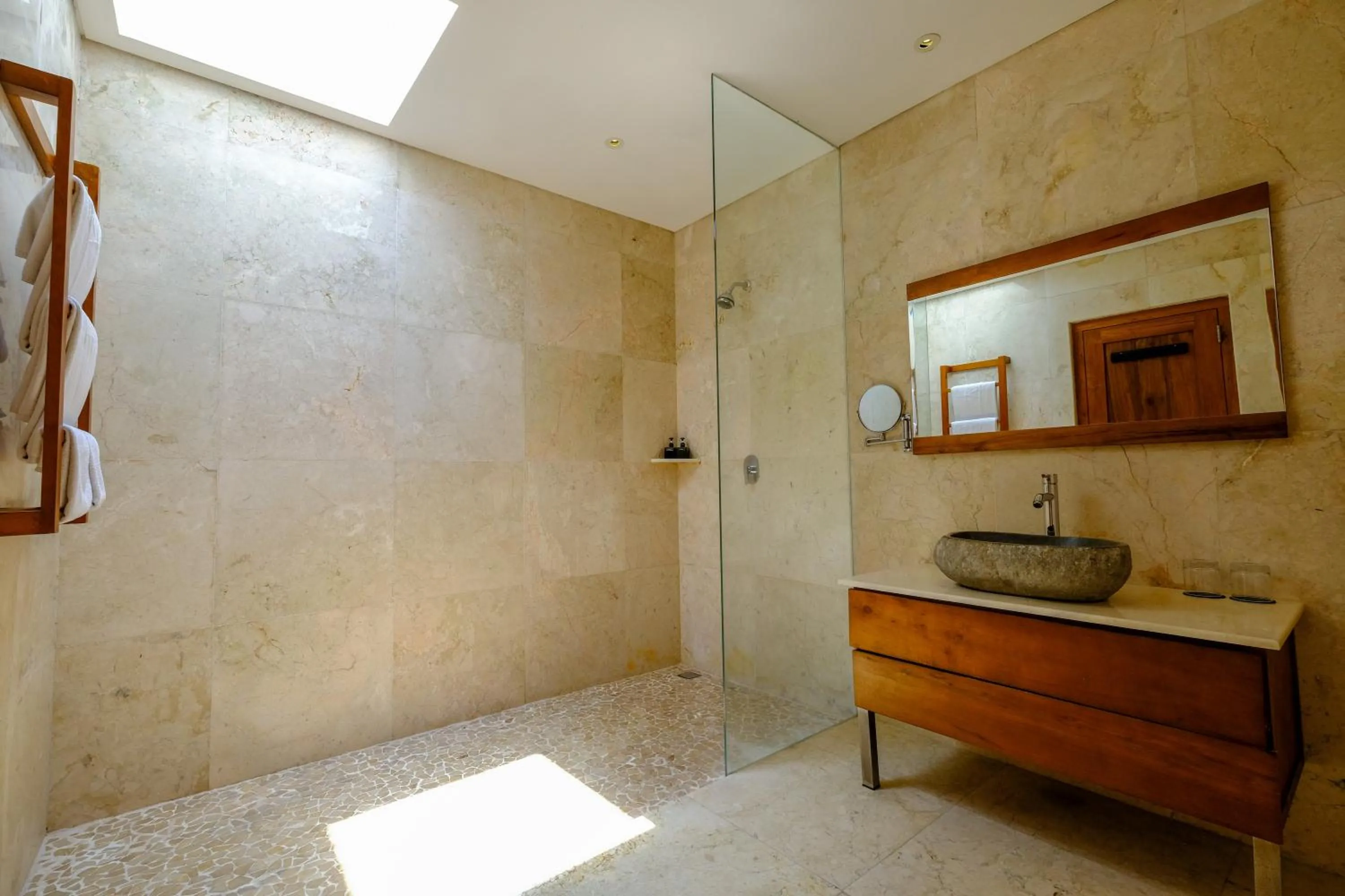 Shower in The Westlake Hotel & Resort Yogyakarta