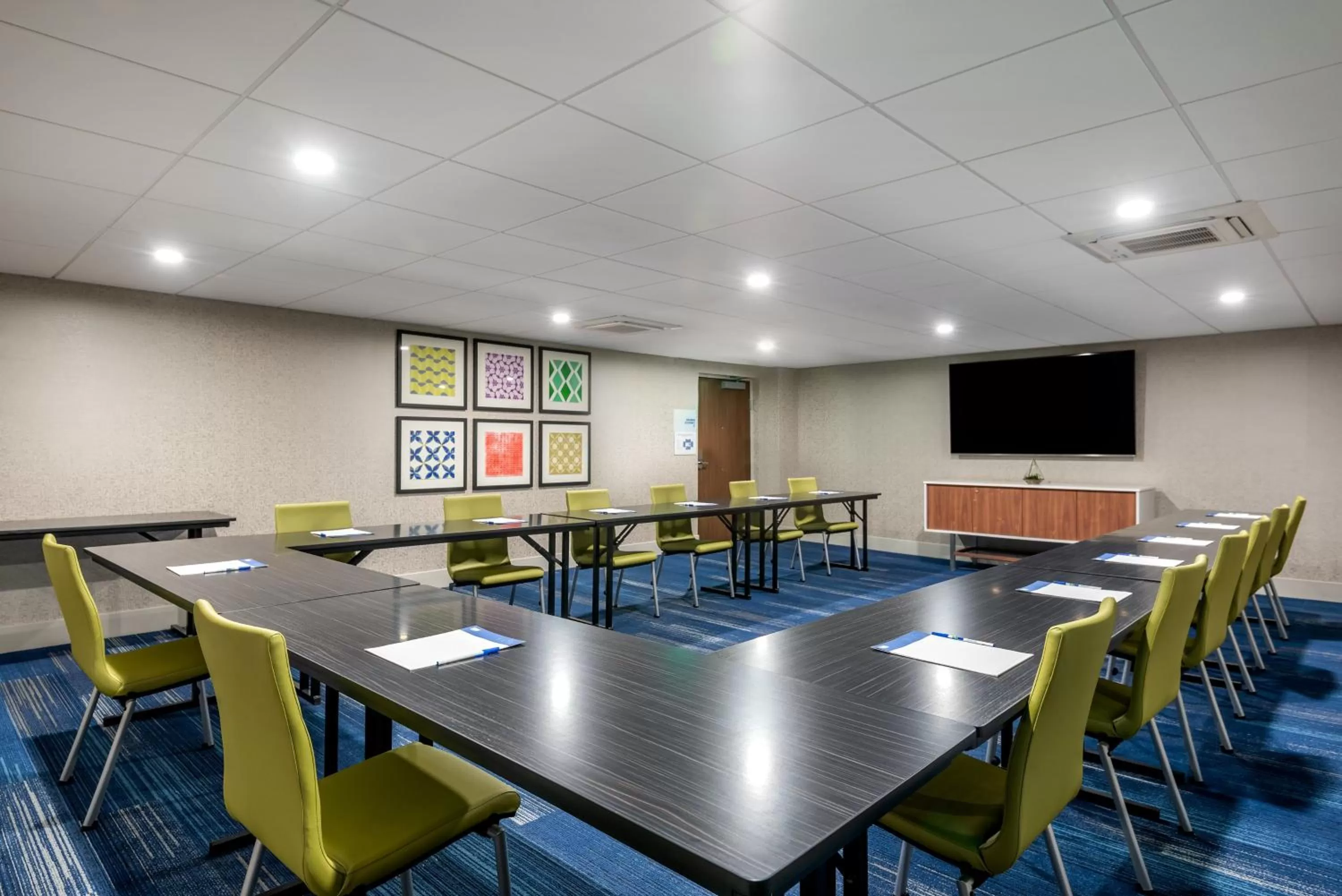 Meeting/conference room in Holiday Inn Express & Suites Santa Ana - Orange County by IHG