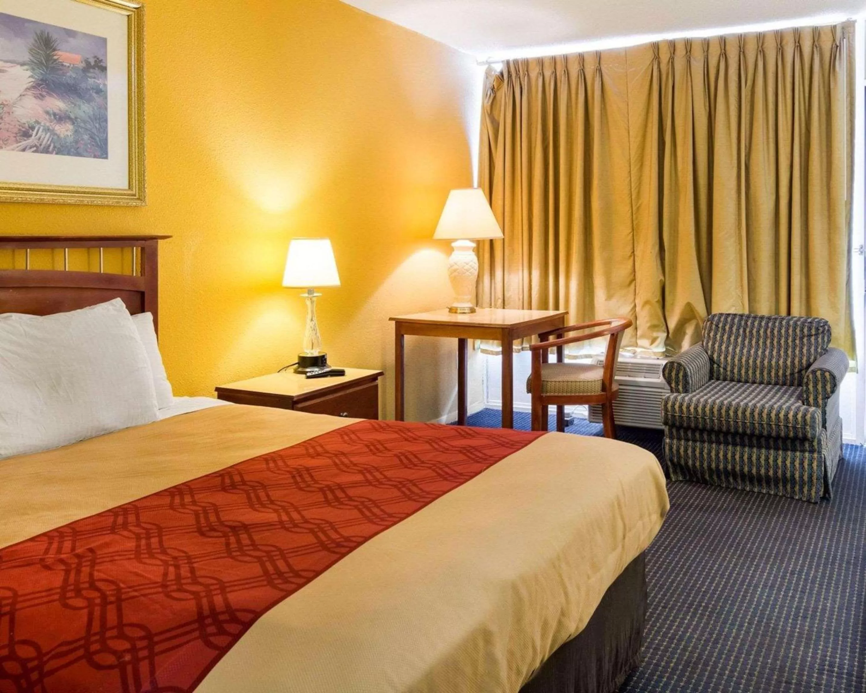 Photo of the whole room, Bed in Econo Lodge Petersburg - Fort Lee