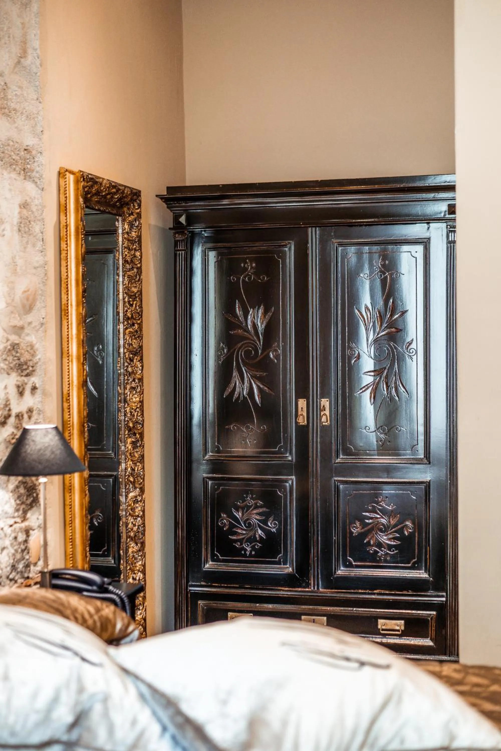 Decorative detail, Bed in La Locanda Del Conte Mameli - Boutique Hotel & Suite SPA