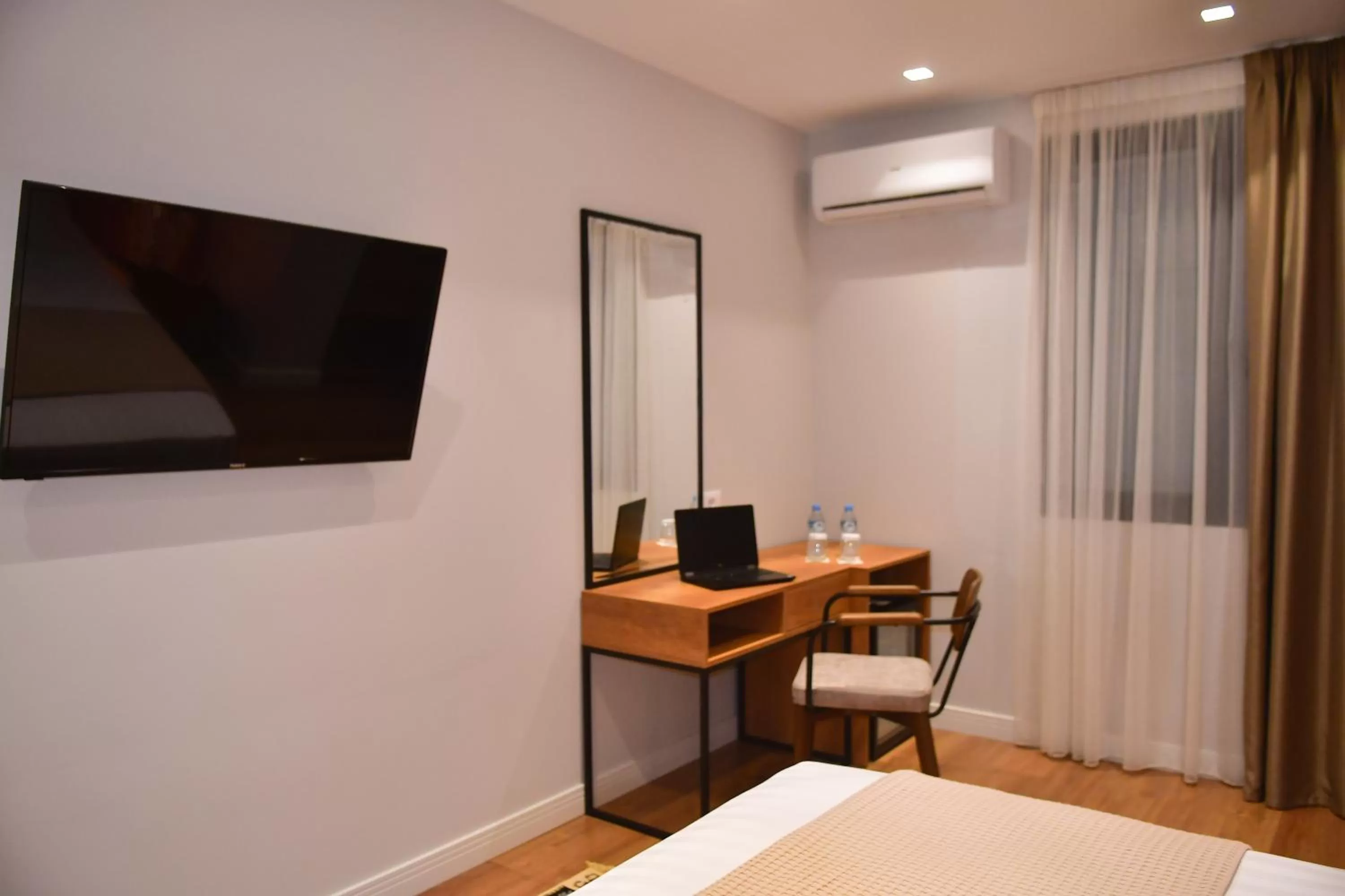 Toilet, TV/Entertainment Center in 313 Villa City Center Hotel