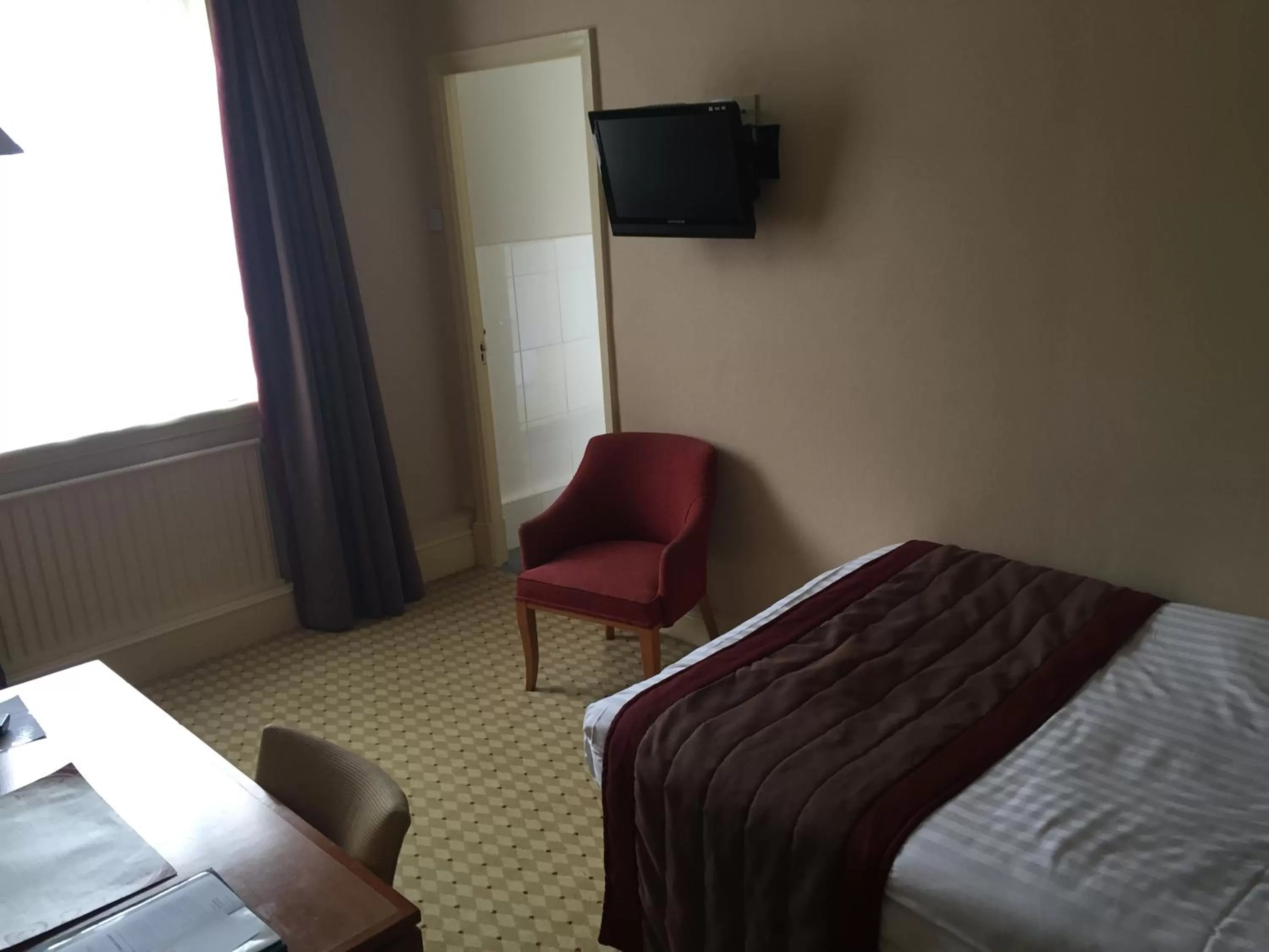 Bedroom, Bed in Crown & Mitre Hotel