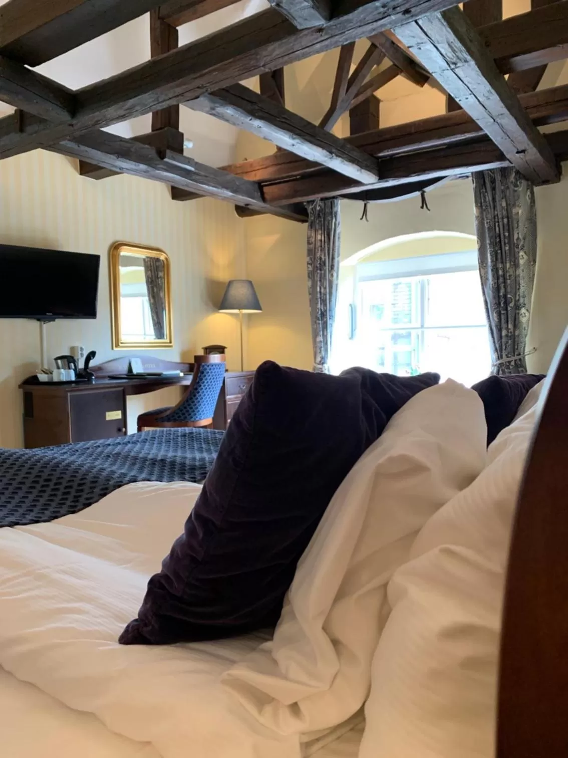 Bed in Mayfair Hotel Tunneln