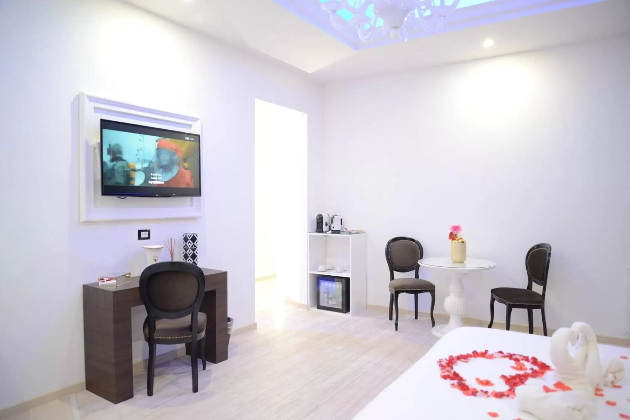 TV and multimedia, Bed in Escape Luxury Suite - CA Domus Collection