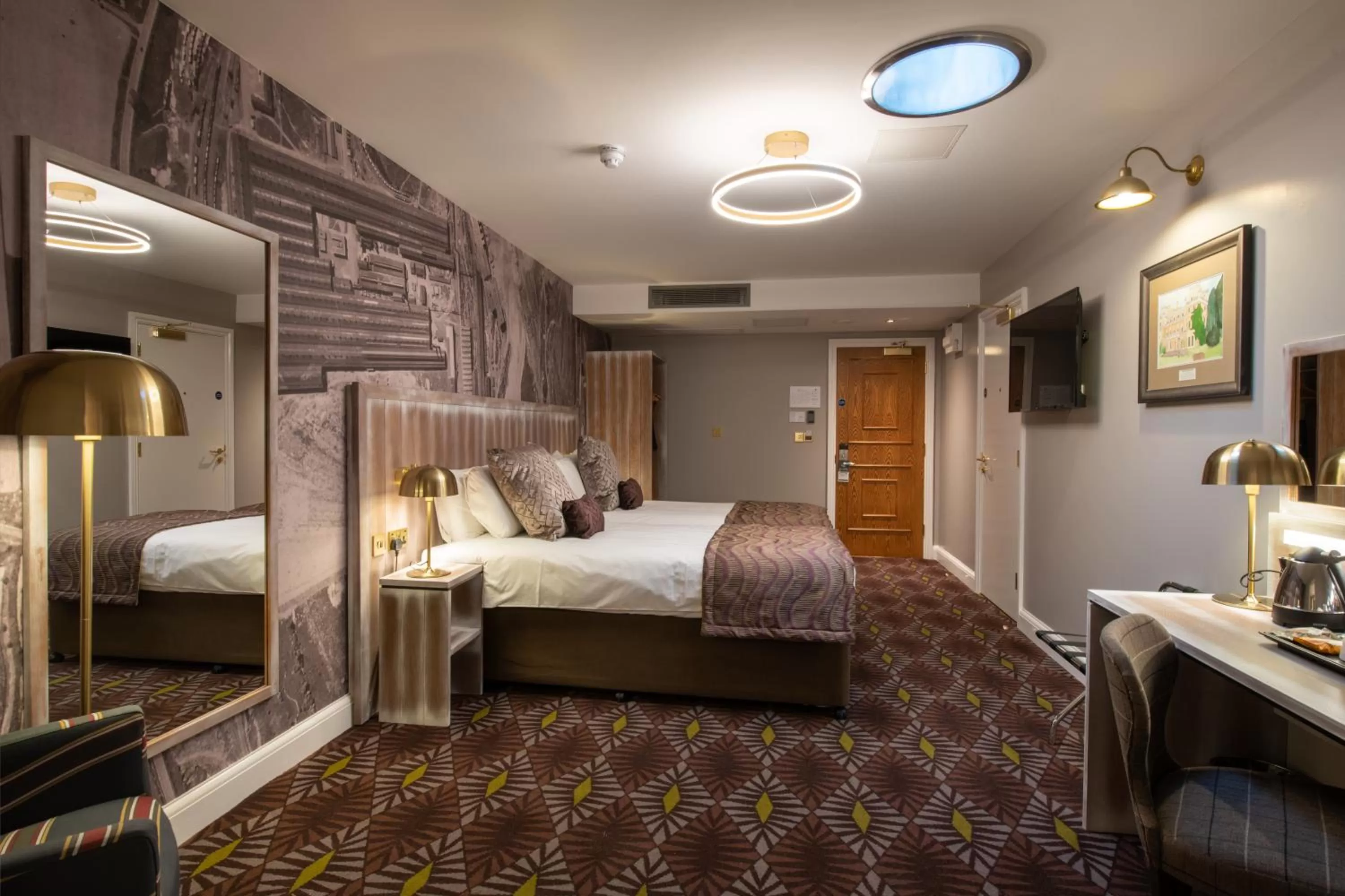 Bedroom, Bed in The Saxon Crown Wetherspoon