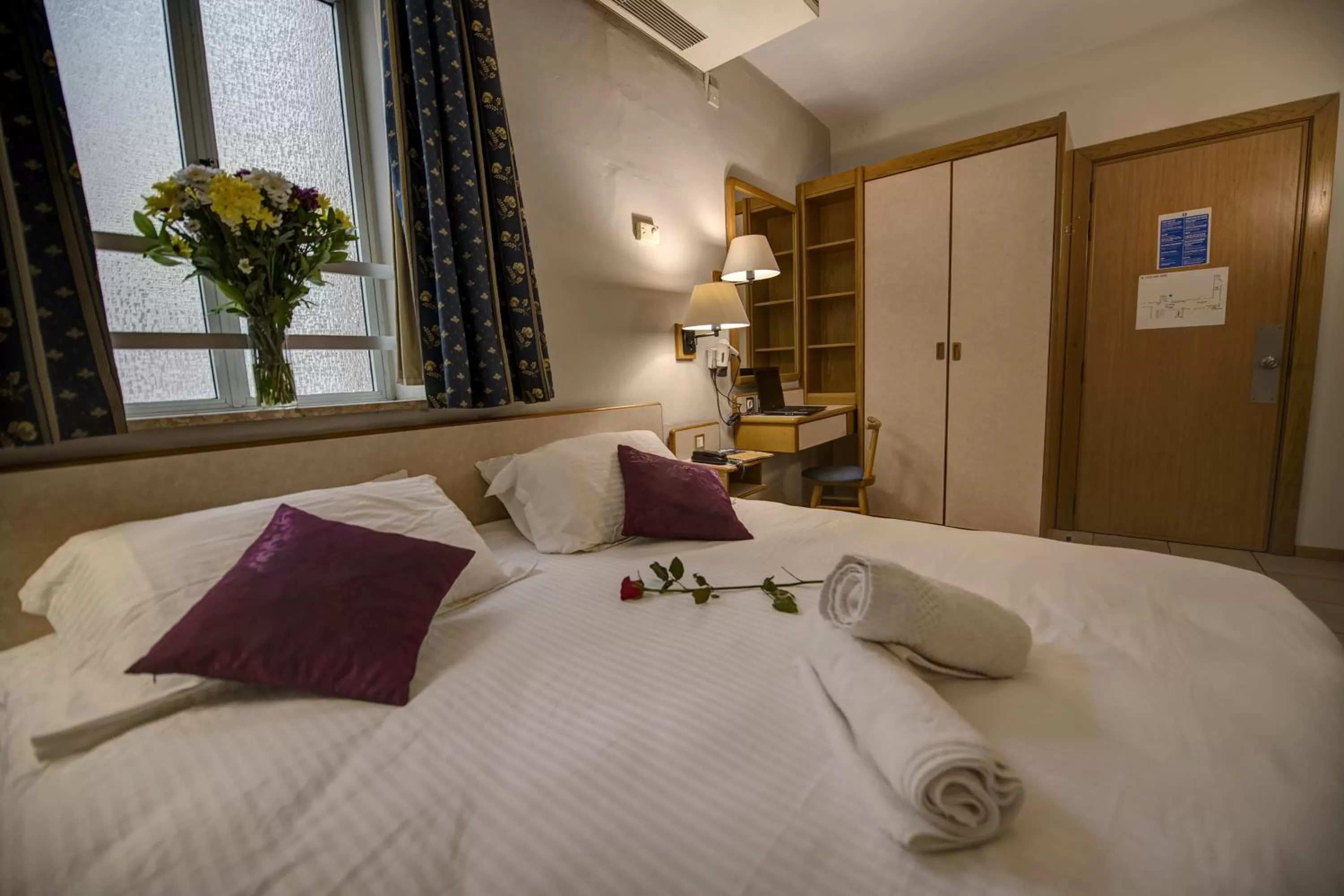 Photo of the whole room, Bed in Sliema Chalet Hotel