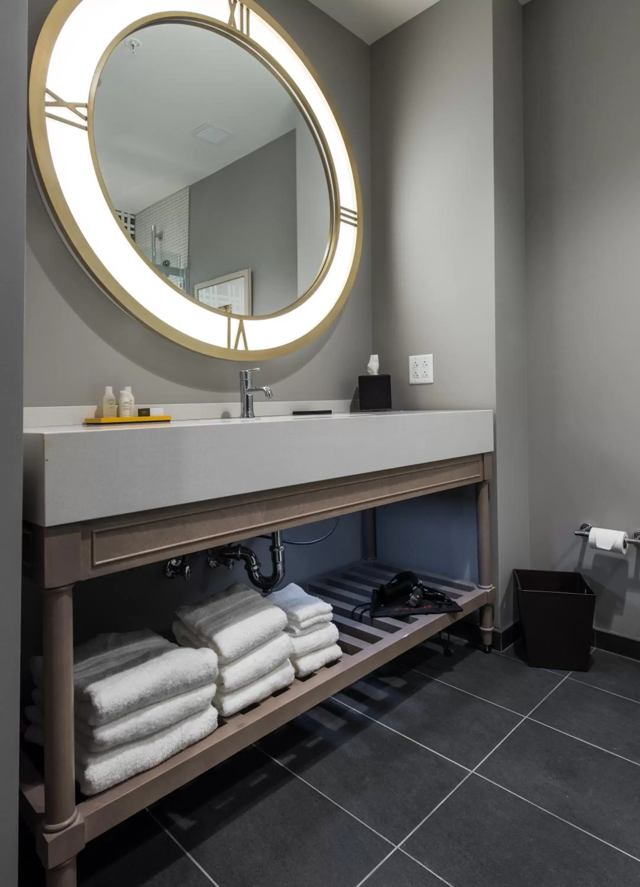 King Room - Hearing Accessible - Non-Smoking in Hotel Indigo Hattiesburg, an IHG Hotel King Room - Hearing Accessible - Non-Smoking in Hotel Indigo Hattiesburg, an IHG Hotel