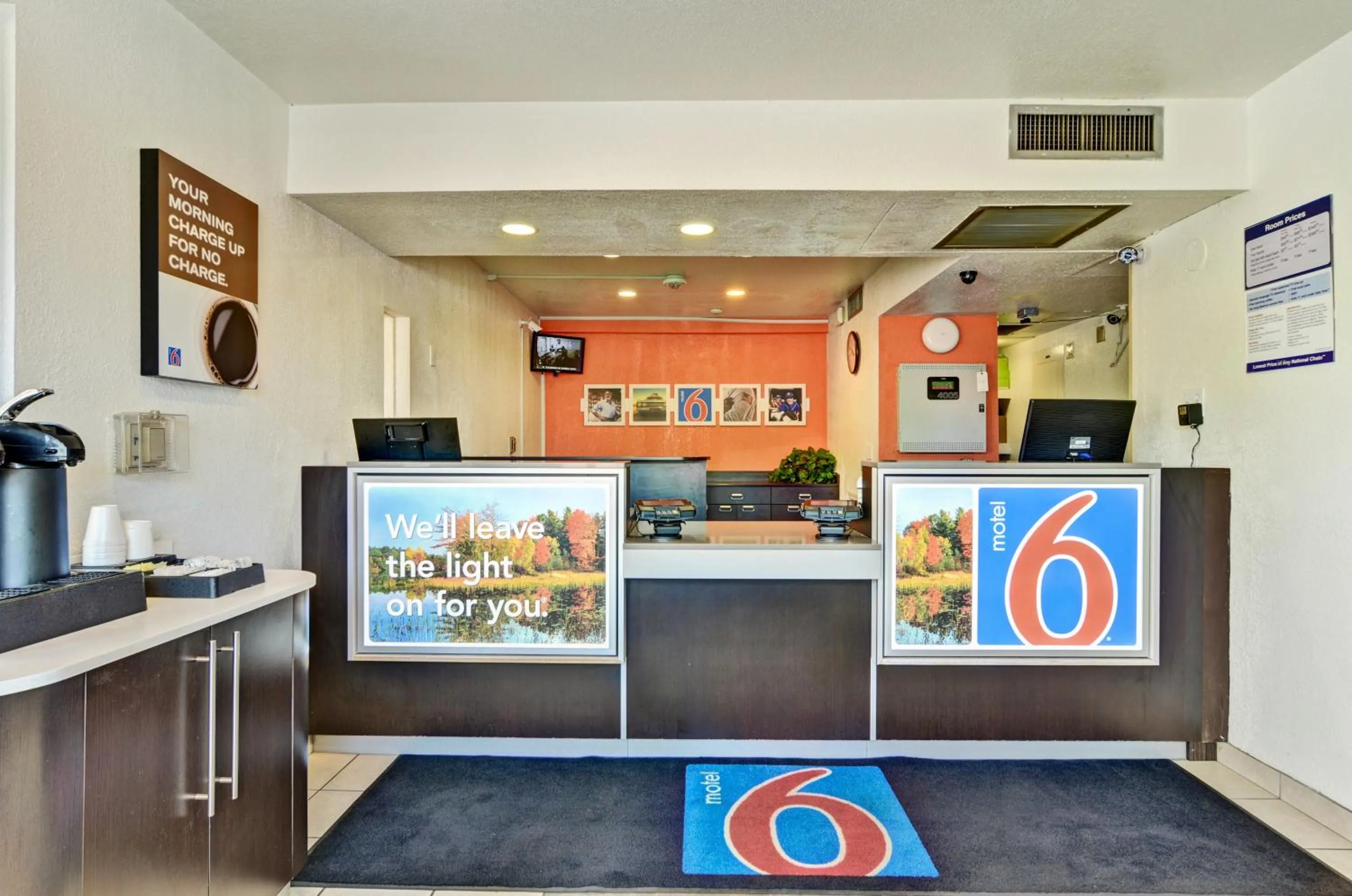 Lobby or reception in Motel 6-Pittsburgh, PA - Crafton