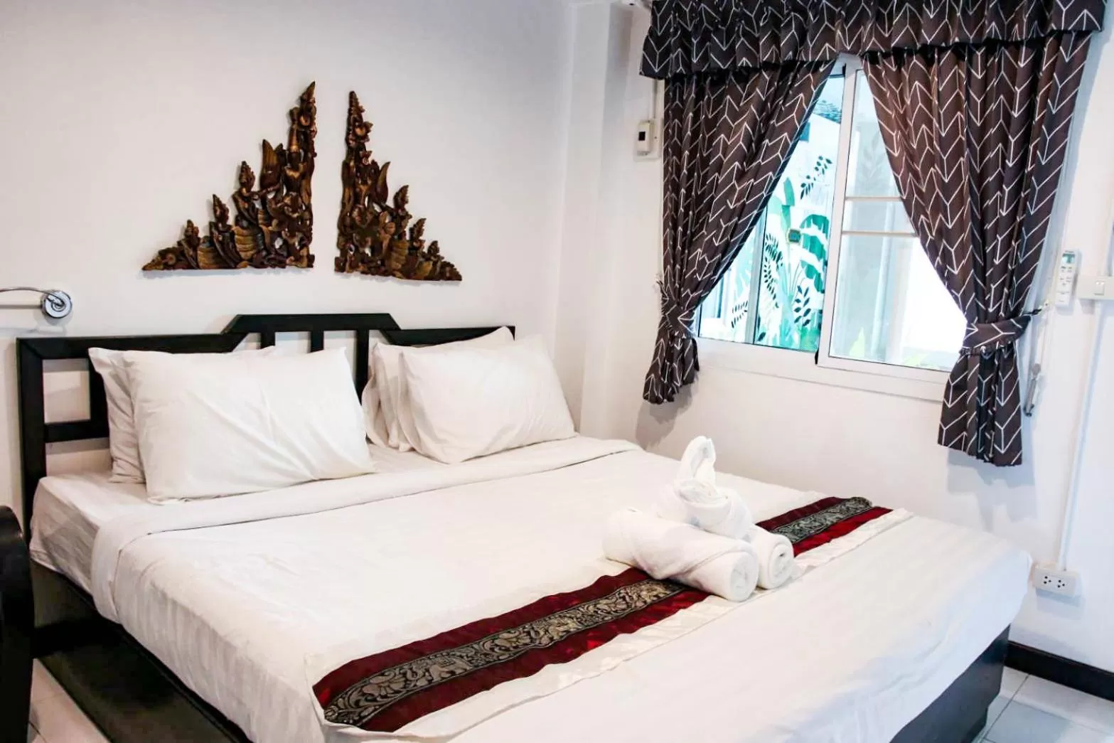 Photo of the whole room, Bed in Vlodge House