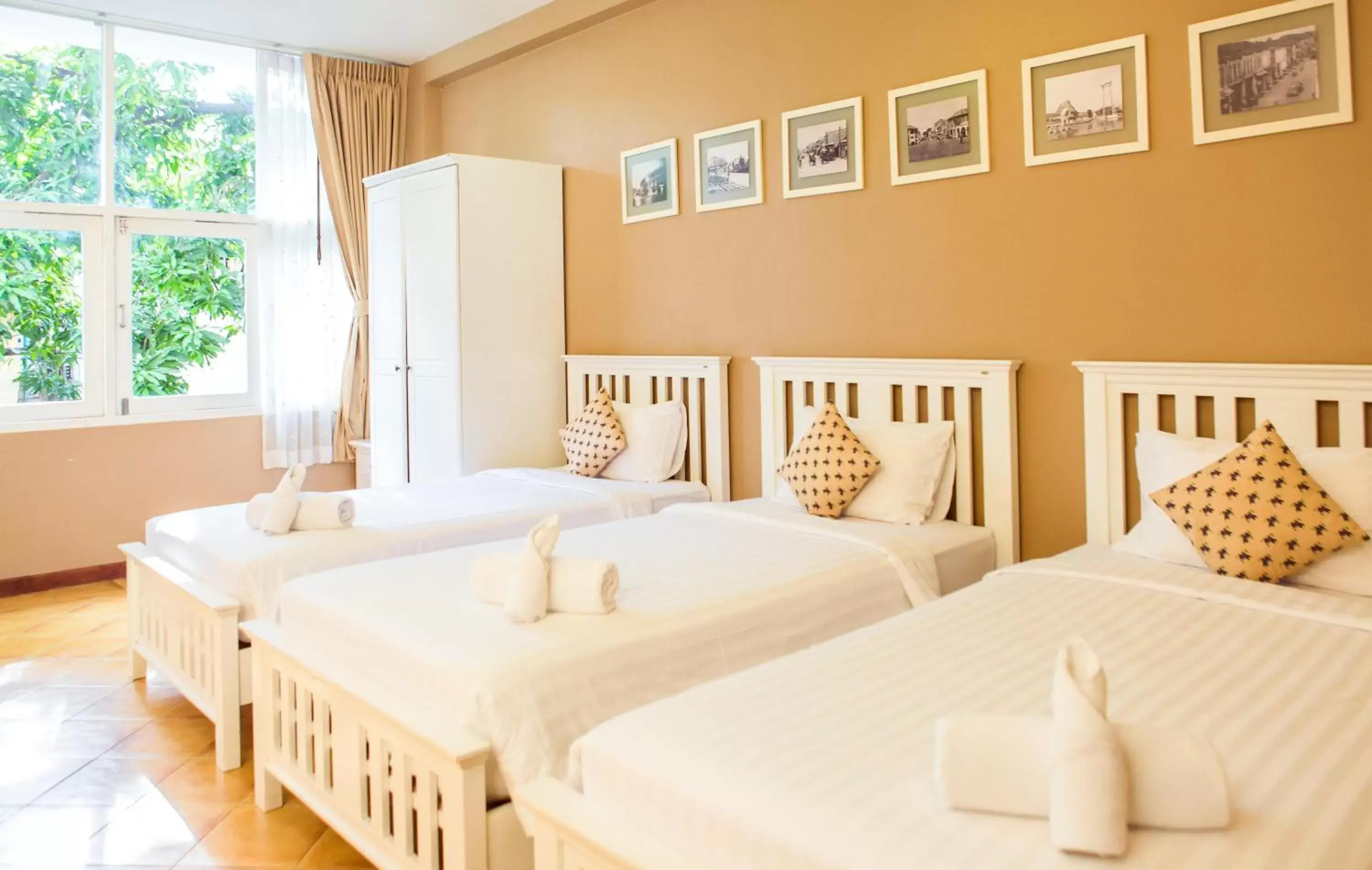 Triple Room in Feung Nakorn Balcony Rooms and Cafe Triple Room in Feung Nakorn Balcony Rooms and Cafe