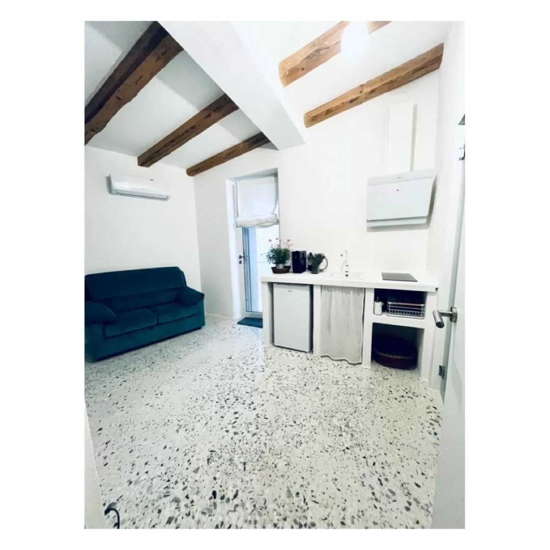 Kitchen/Kitchenette in Hydria guest house art gallery