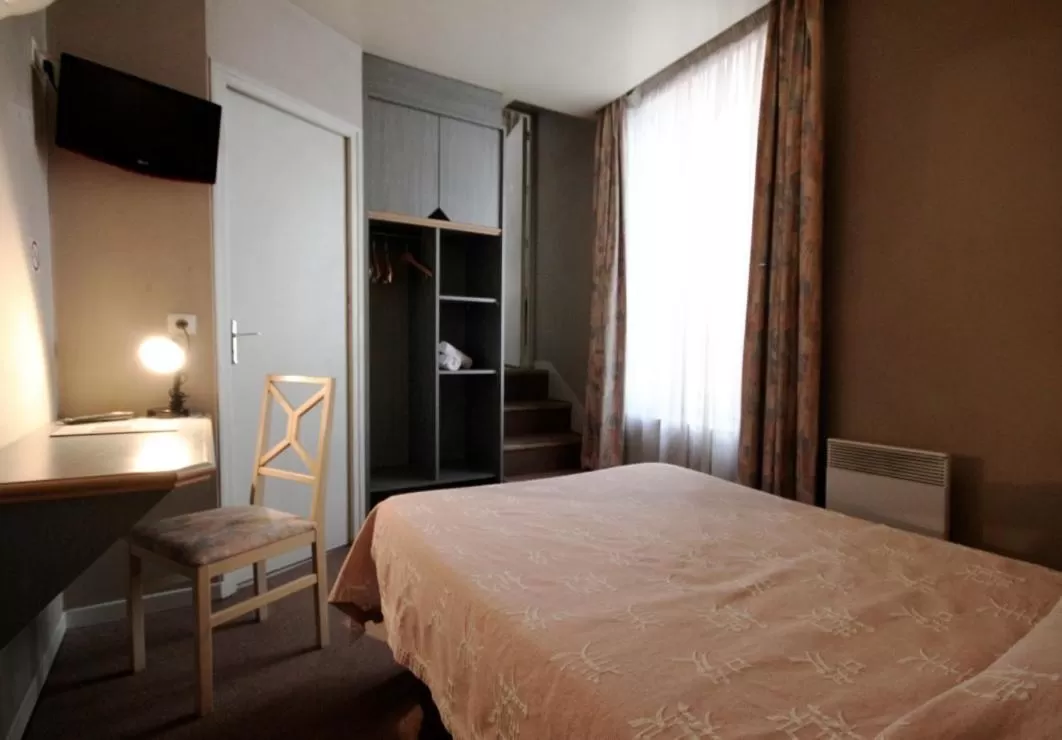 Photo of the whole room, Bed in Hôtel de l'Ours