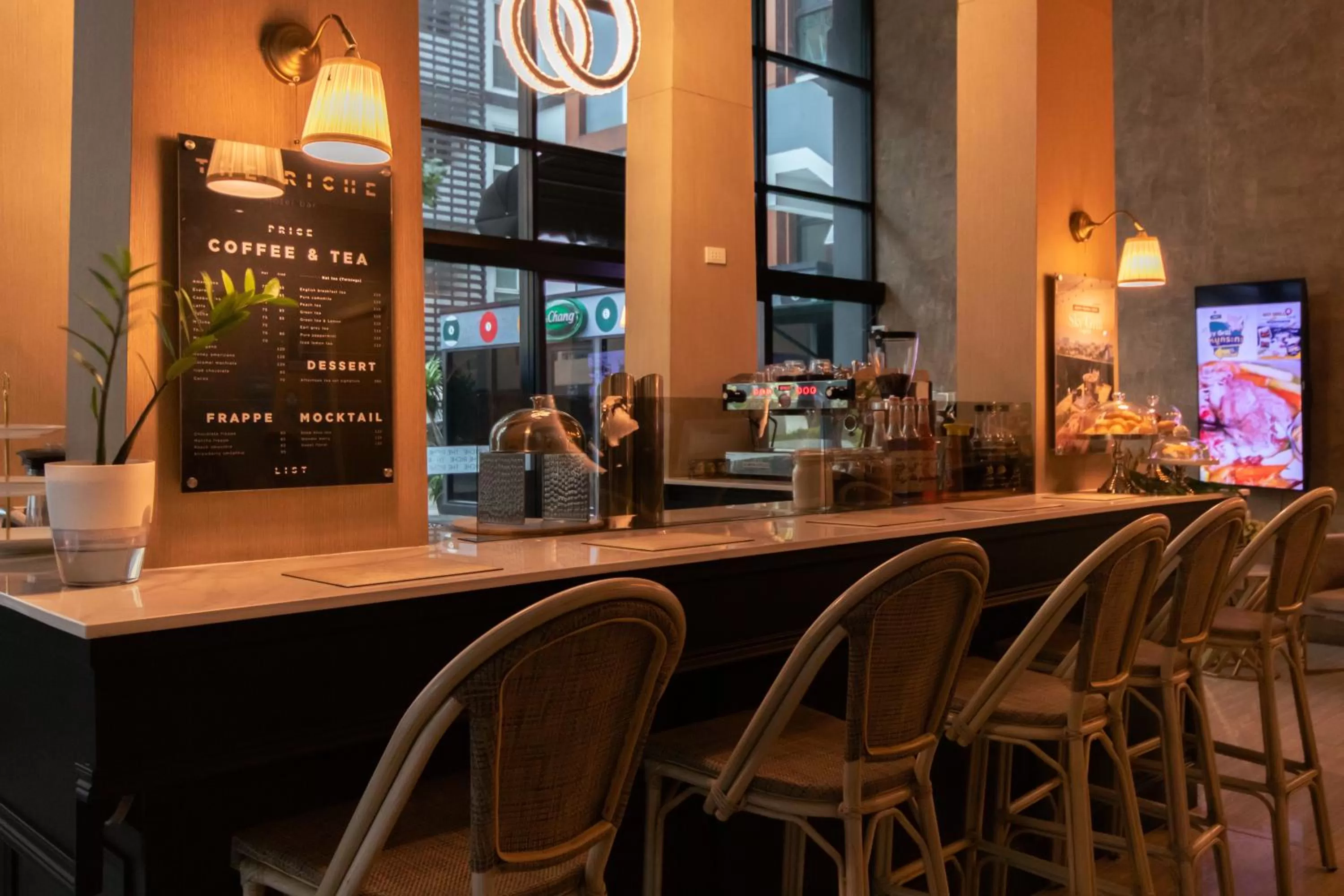 Lounge or bar in The Riche Boutique Hotel Don Mueang Airport