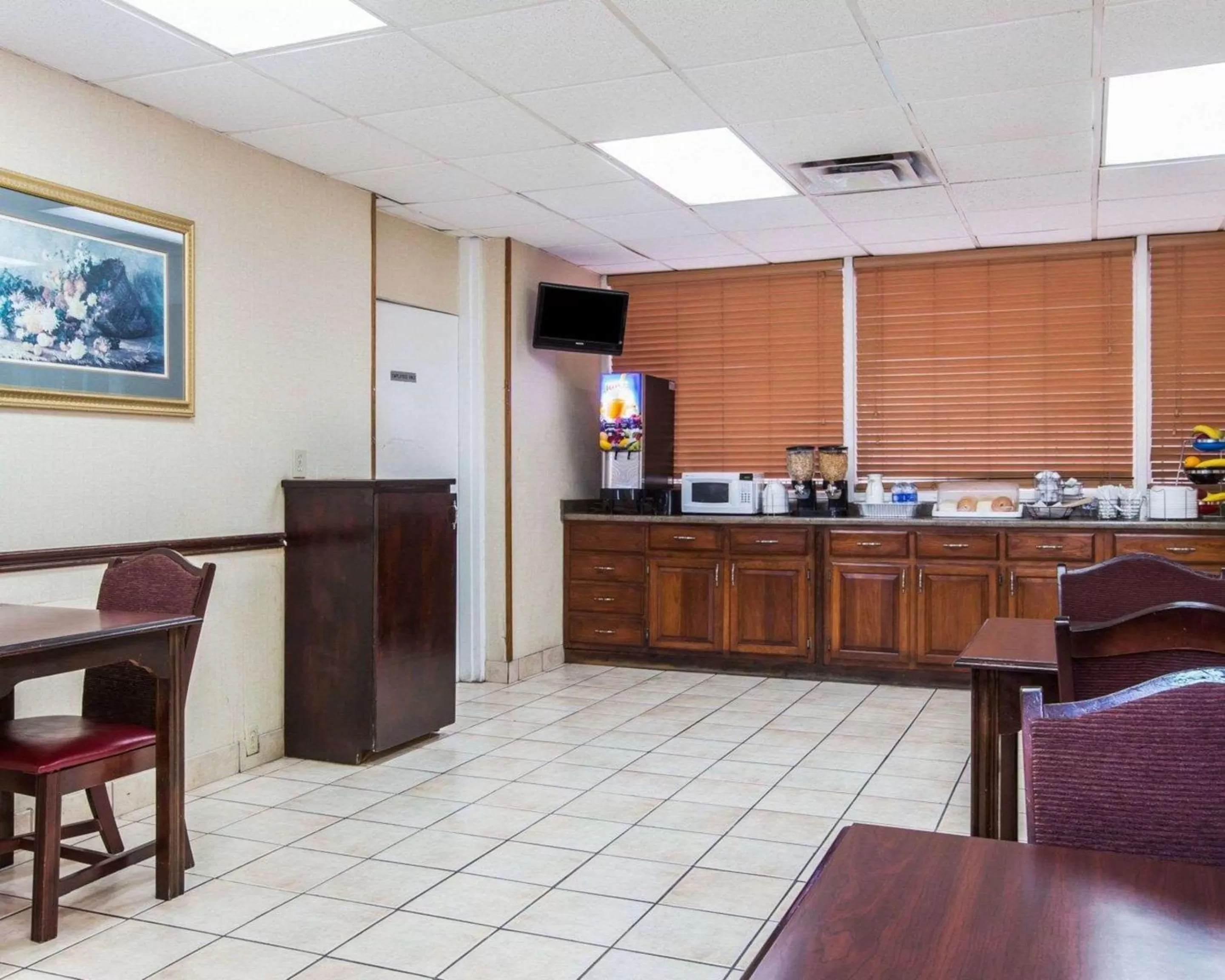 Restaurant/places to eat in Econo Lodge Atlanta College Park