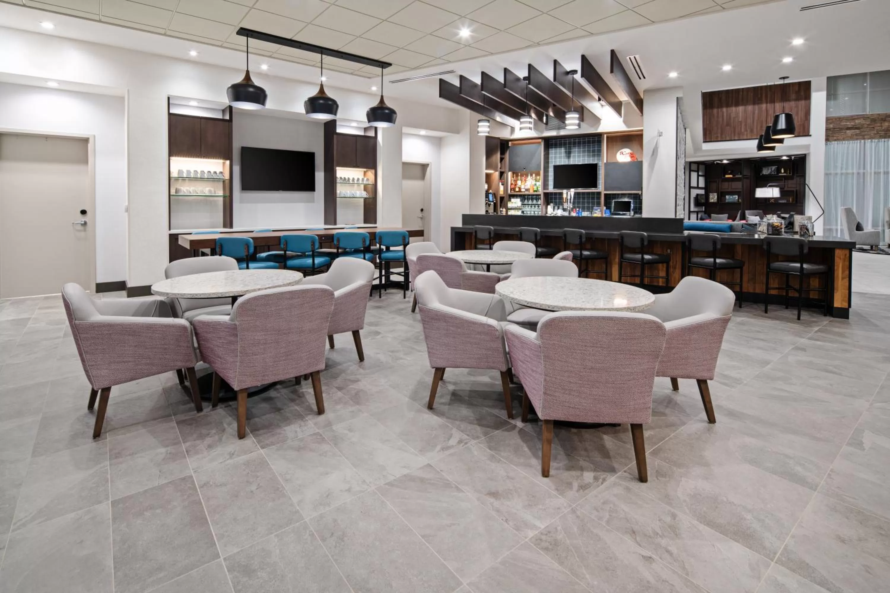 Lounge or bar in Hyatt Place Bakersfield