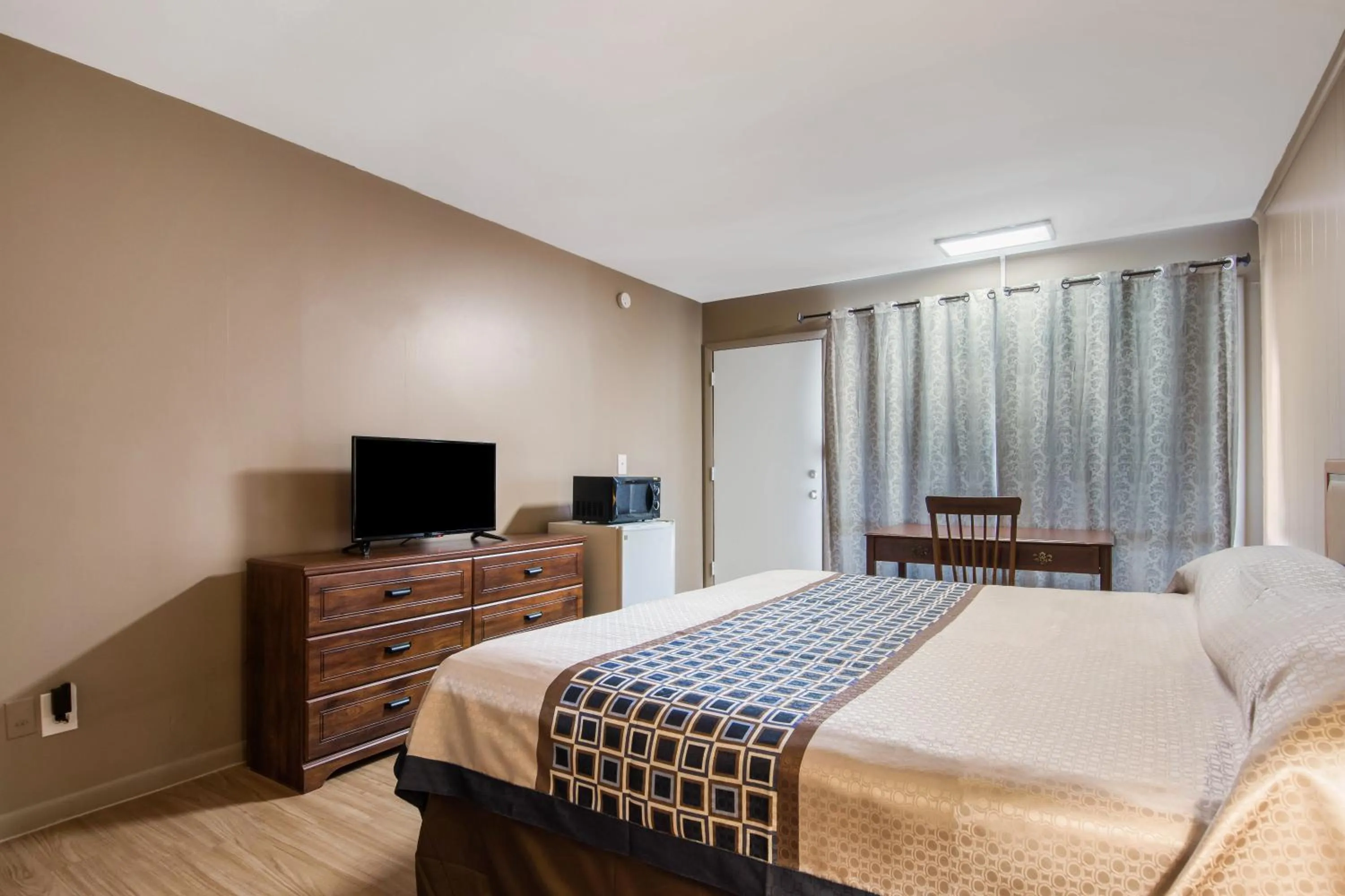 Photo of the whole room, Bed in Knights Inn Amsterdam