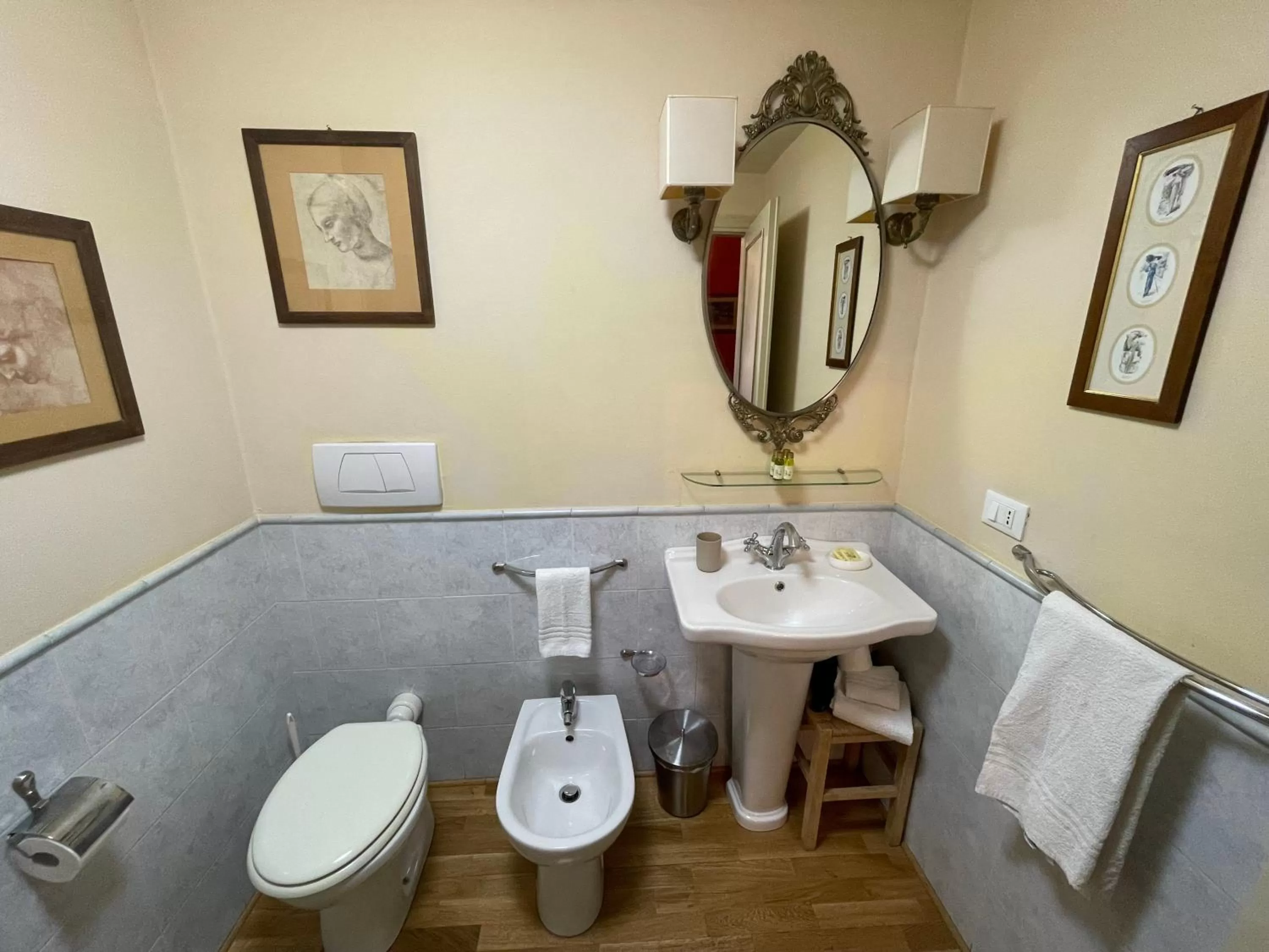 Bathroom in La Bohème