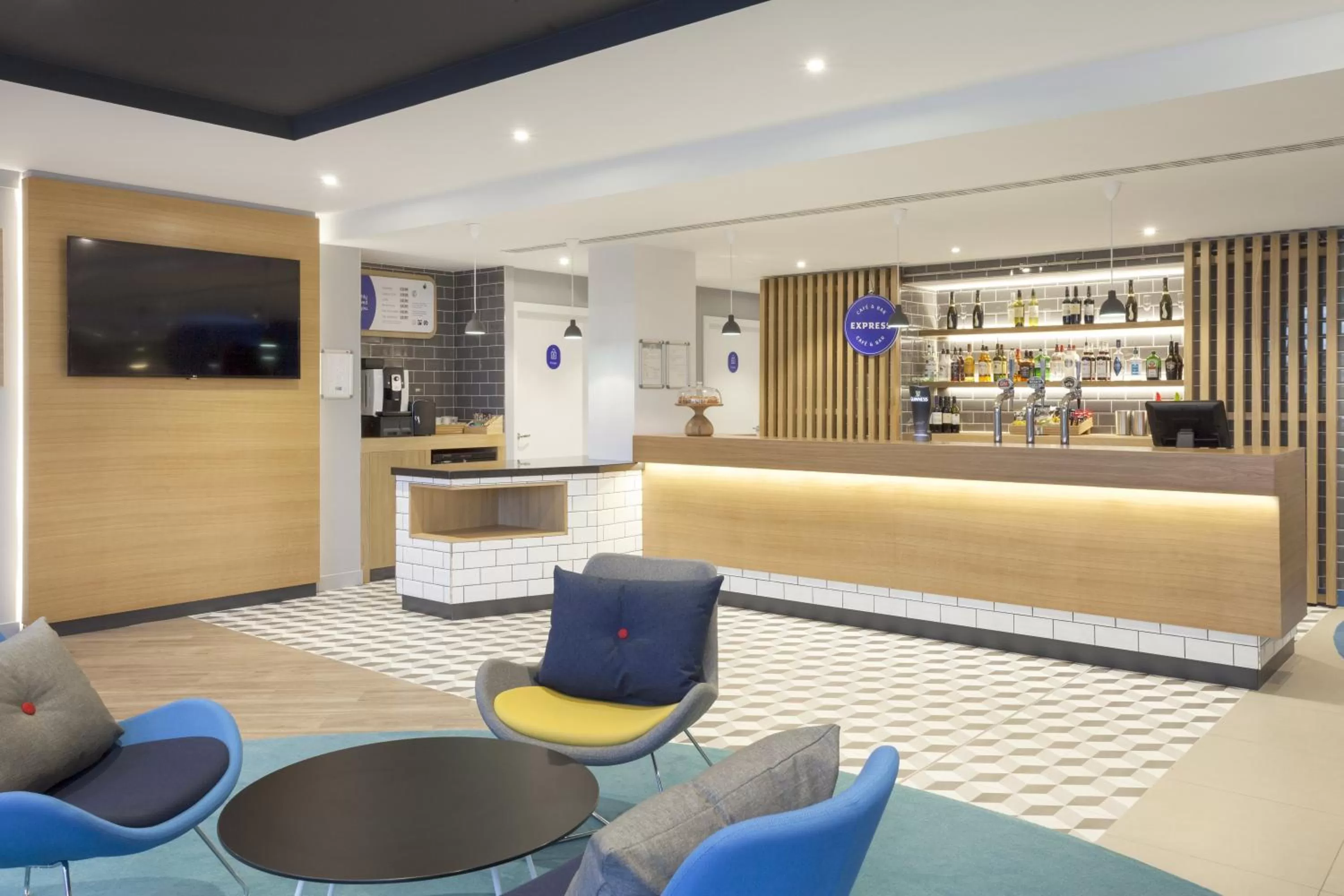 Lounge or bar in Holiday Inn Express St. Albans - M25, Jct.22