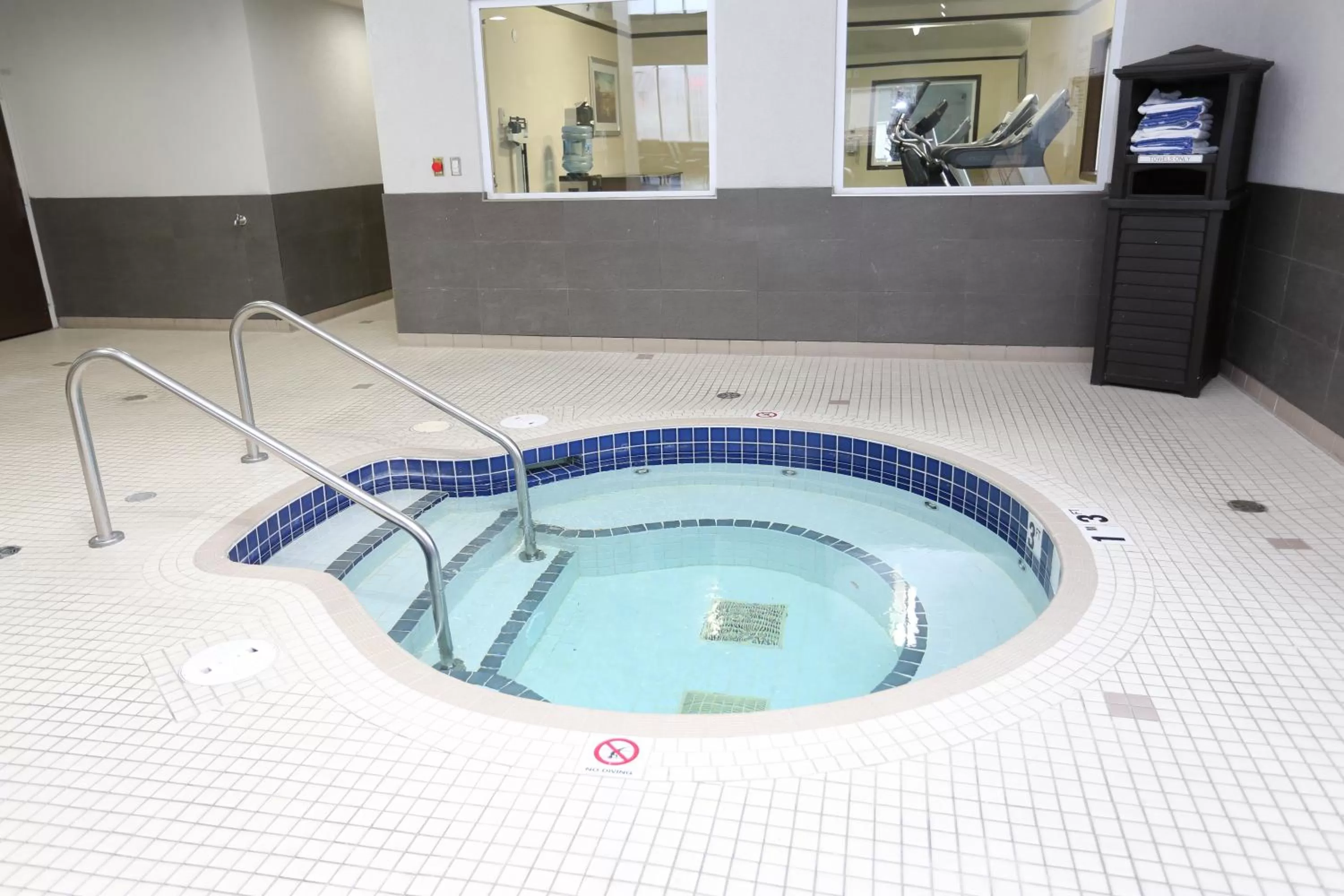 Swimming pool in Holiday Inn Express Hotel & Suites Vernon by IHG