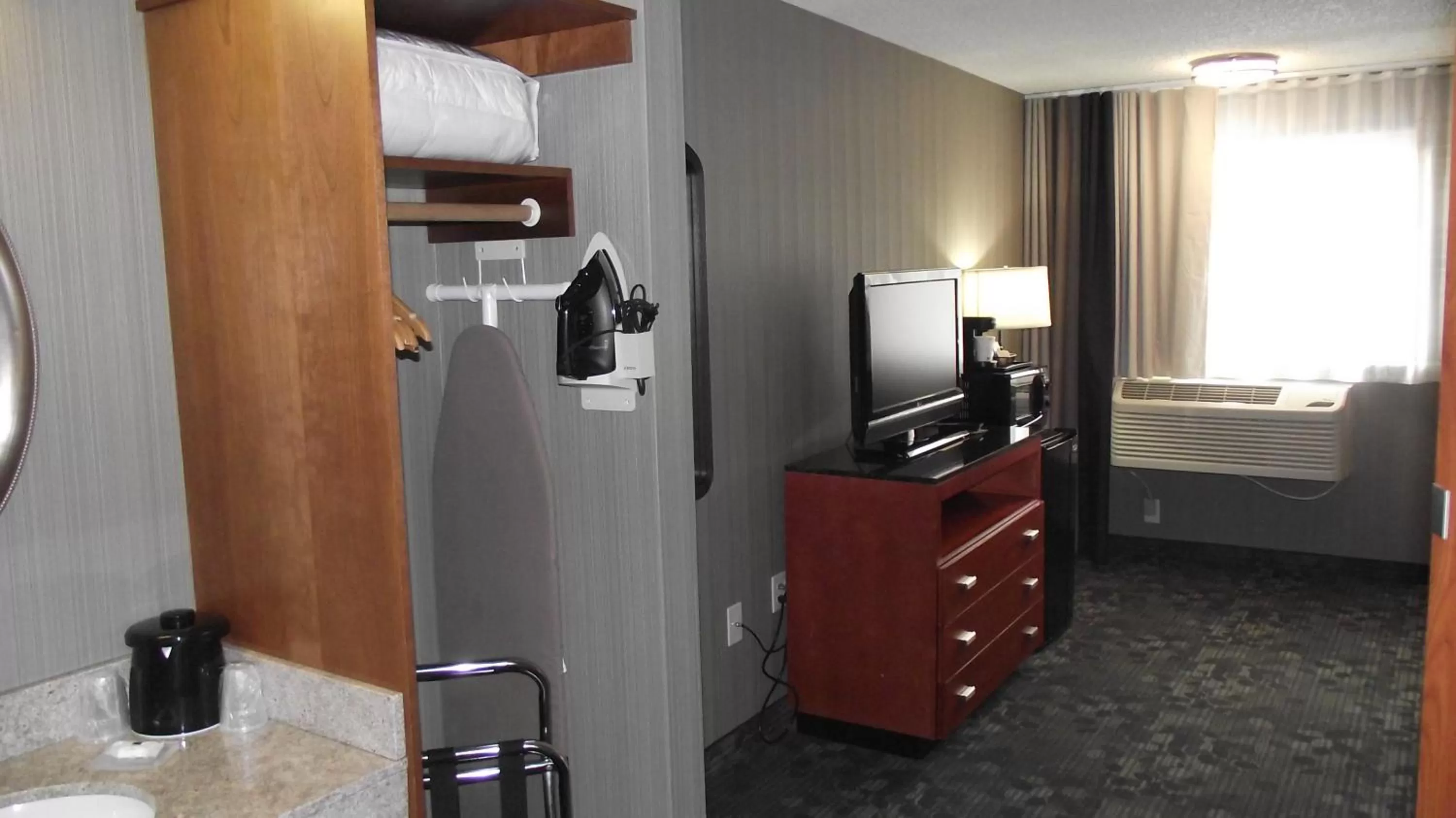 TV and multimedia in Country Inn & Suites by Radisson, Delta Park North Portland