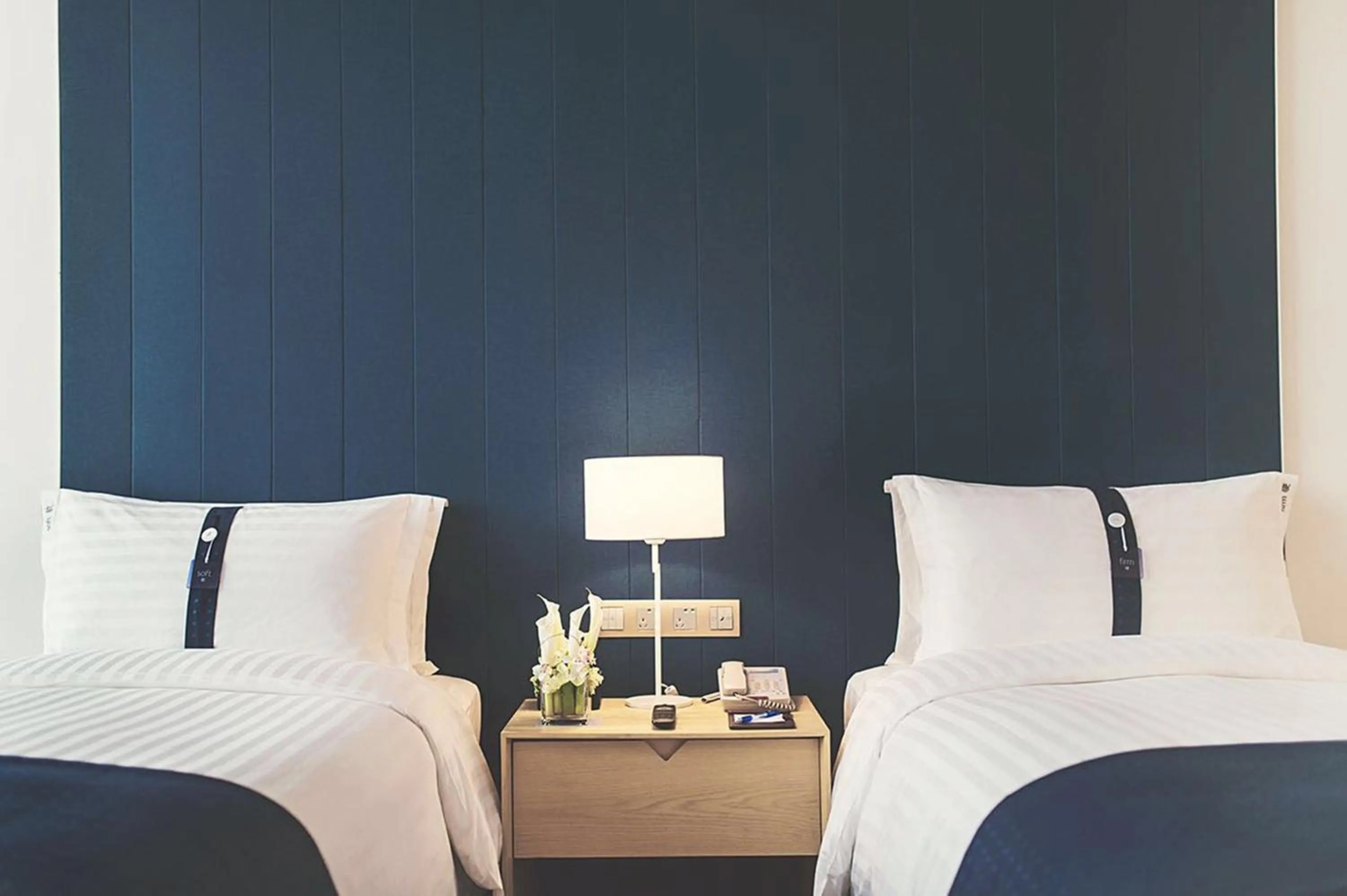 Photo of the whole room, Bed in Holiday Inn Express Shanghai Songjiang Fangta by IHG