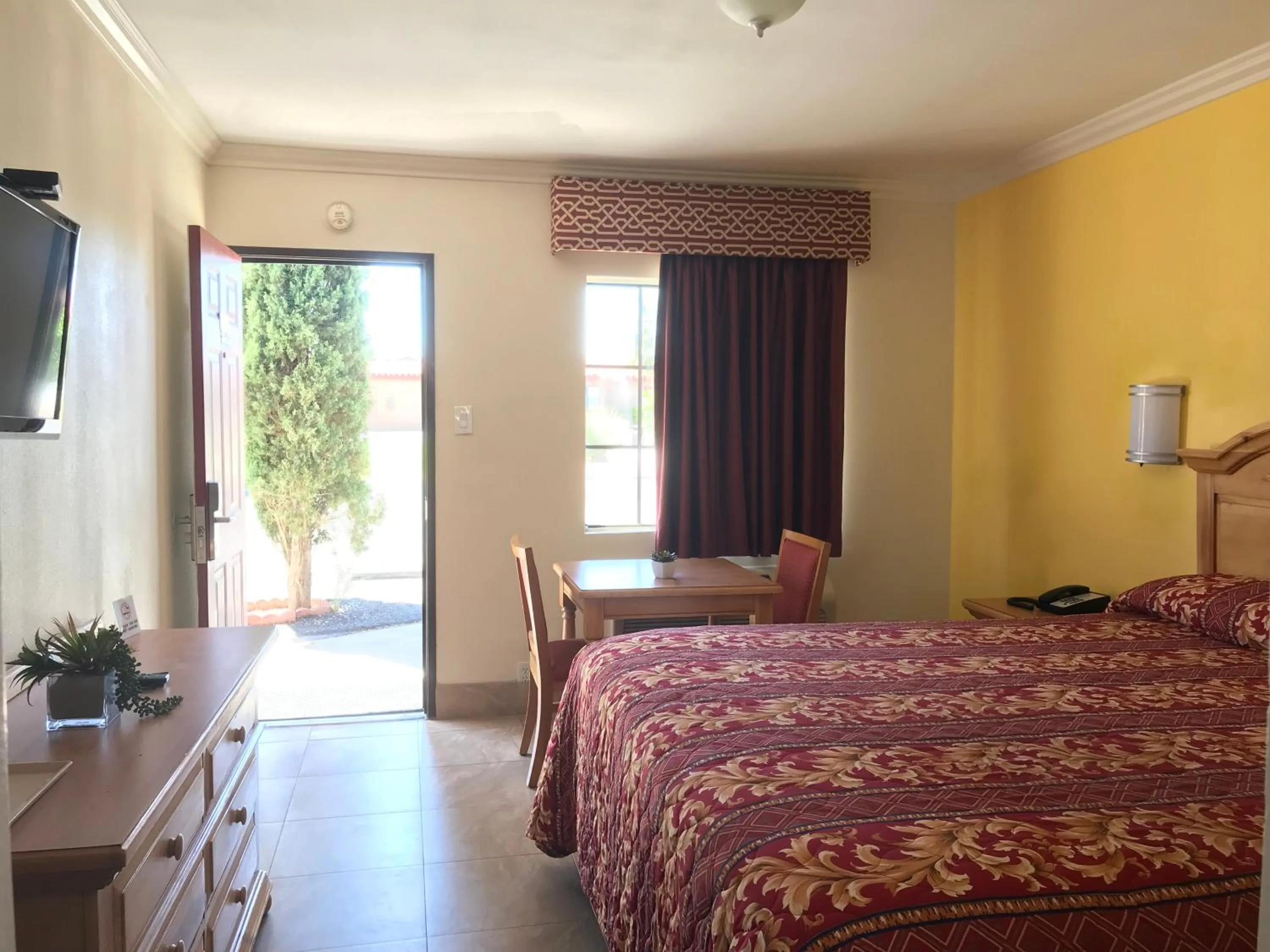 Photo of the whole room, Bed in El Rancho Dolores at JT National Park