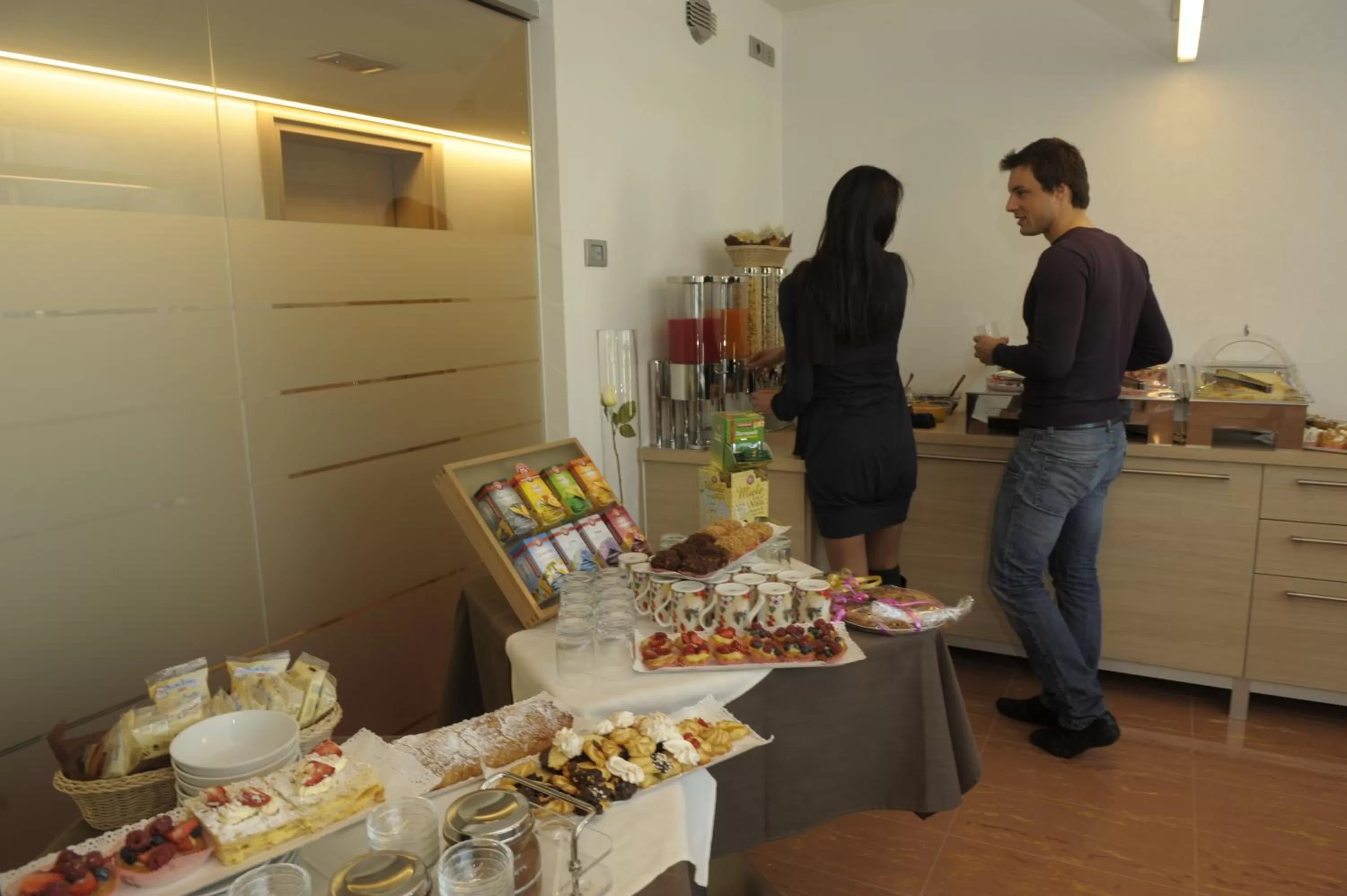 Restaurant/places to eat in Al Marinaio Hotel Garni